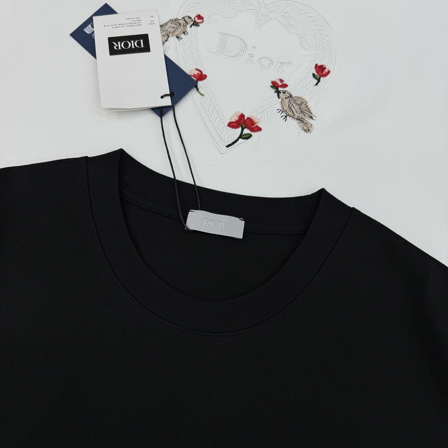 。🌾 Dior迪奥2026春夏系列爱心刺绣白色T恤，男女同款❤️260g纯棉材质，柔软舒适，日常穿着超友