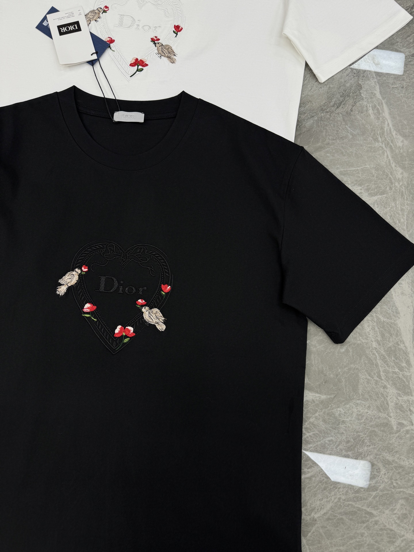。🌾 Dior迪奥2026春夏系列爱心刺绣白色T恤，男女同款❤️260g纯棉材质，柔软舒适，日常穿着超友