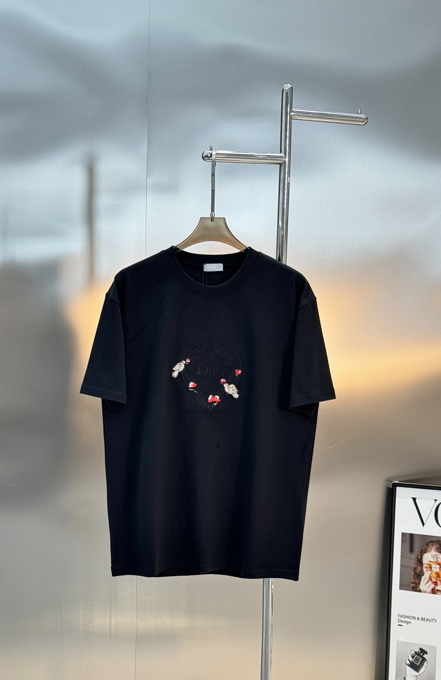 。🌾 Dior迪奥2026春夏系列爱心刺绣白色T恤，男女同款❤️260g纯棉材质，柔软舒适，日常穿着超友