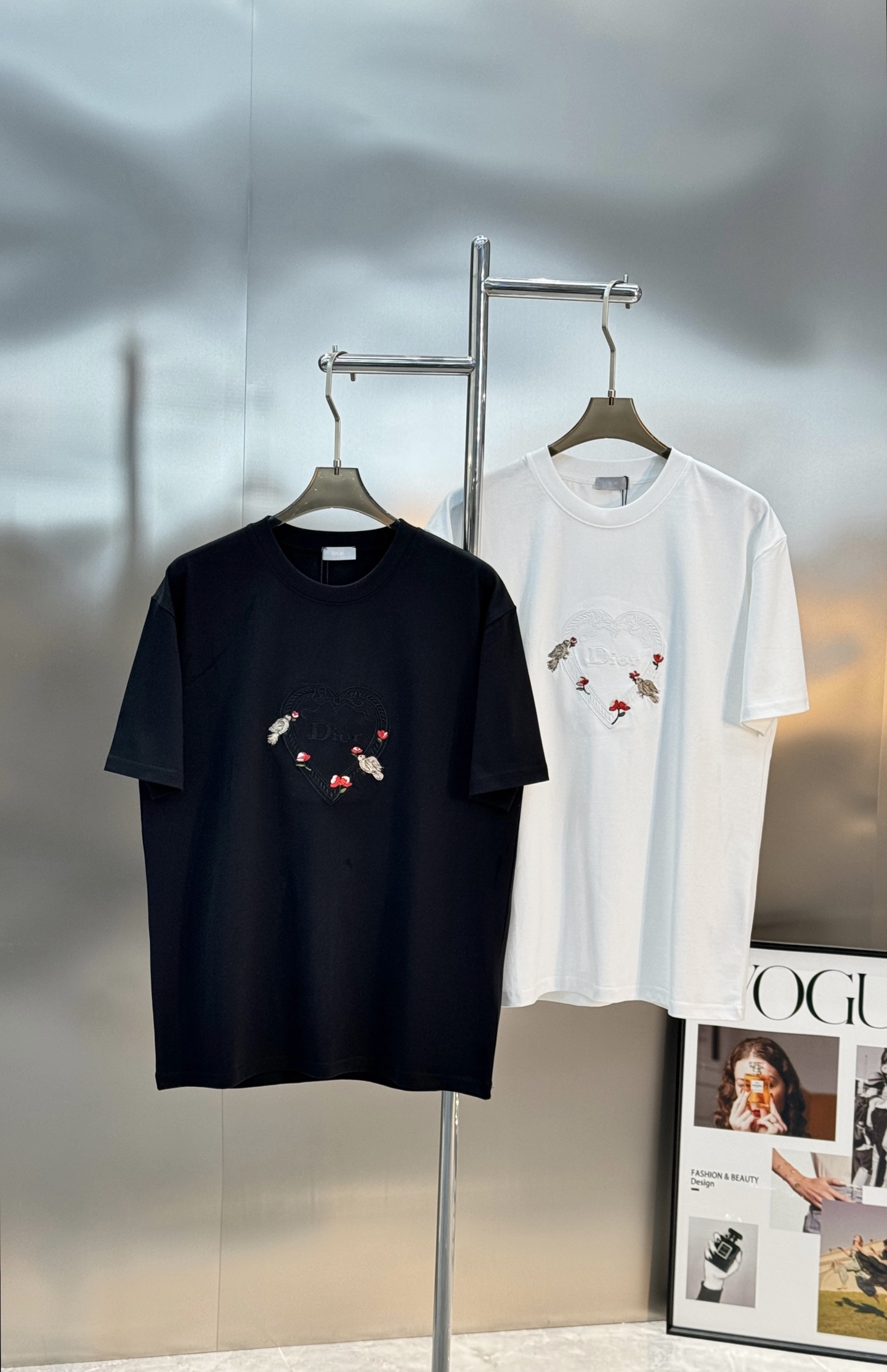 。🌾 Dior迪奥2026春夏系列爱心刺绣白色T恤，男女同款❤️260g纯棉材质，柔软舒适，日常穿着超友