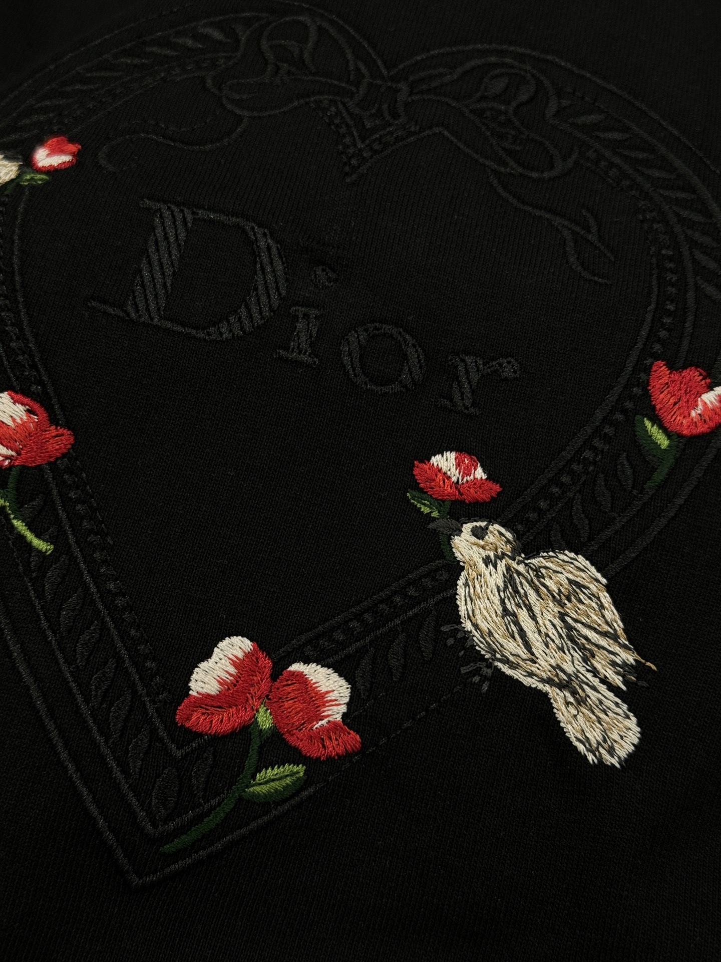 。🌾 Dior迪奥2026春夏系列爱心刺绣白色T恤，男女同款❤️260g纯棉材质，柔软舒适，日常穿着超友