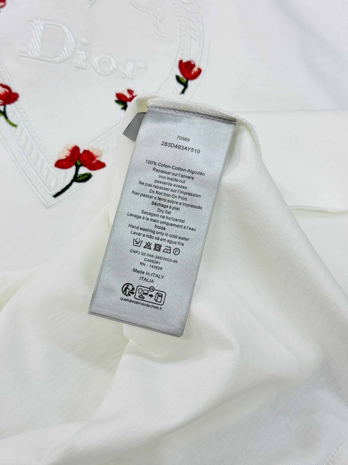 。🌾 Dior迪奥2026春夏系列爱心刺绣白色T恤，男女同款❤️260g纯棉材质，柔软舒适，日常穿着超友