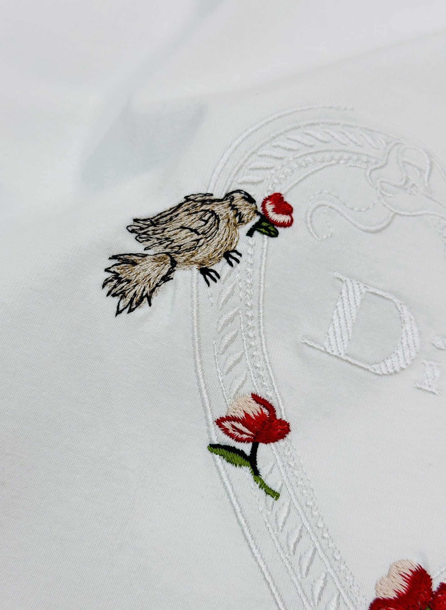 。🌾 Dior迪奥2026春夏系列爱心刺绣白色T恤，男女同款❤️260g纯棉材质，柔软舒适，日常穿着超友