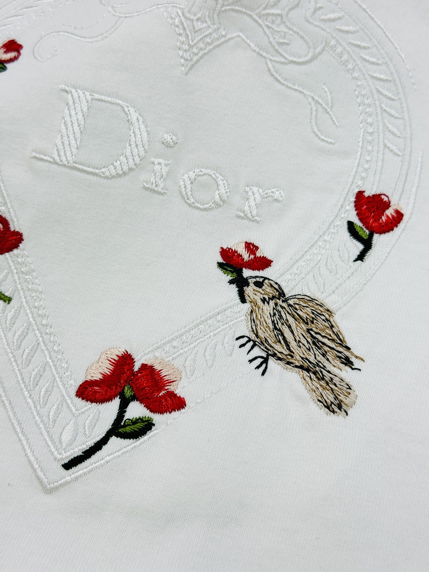 。🌾 Dior迪奥2026春夏系列爱心刺绣白色T恤，男女同款❤️260g纯棉材质，柔软舒适，日常穿着超友