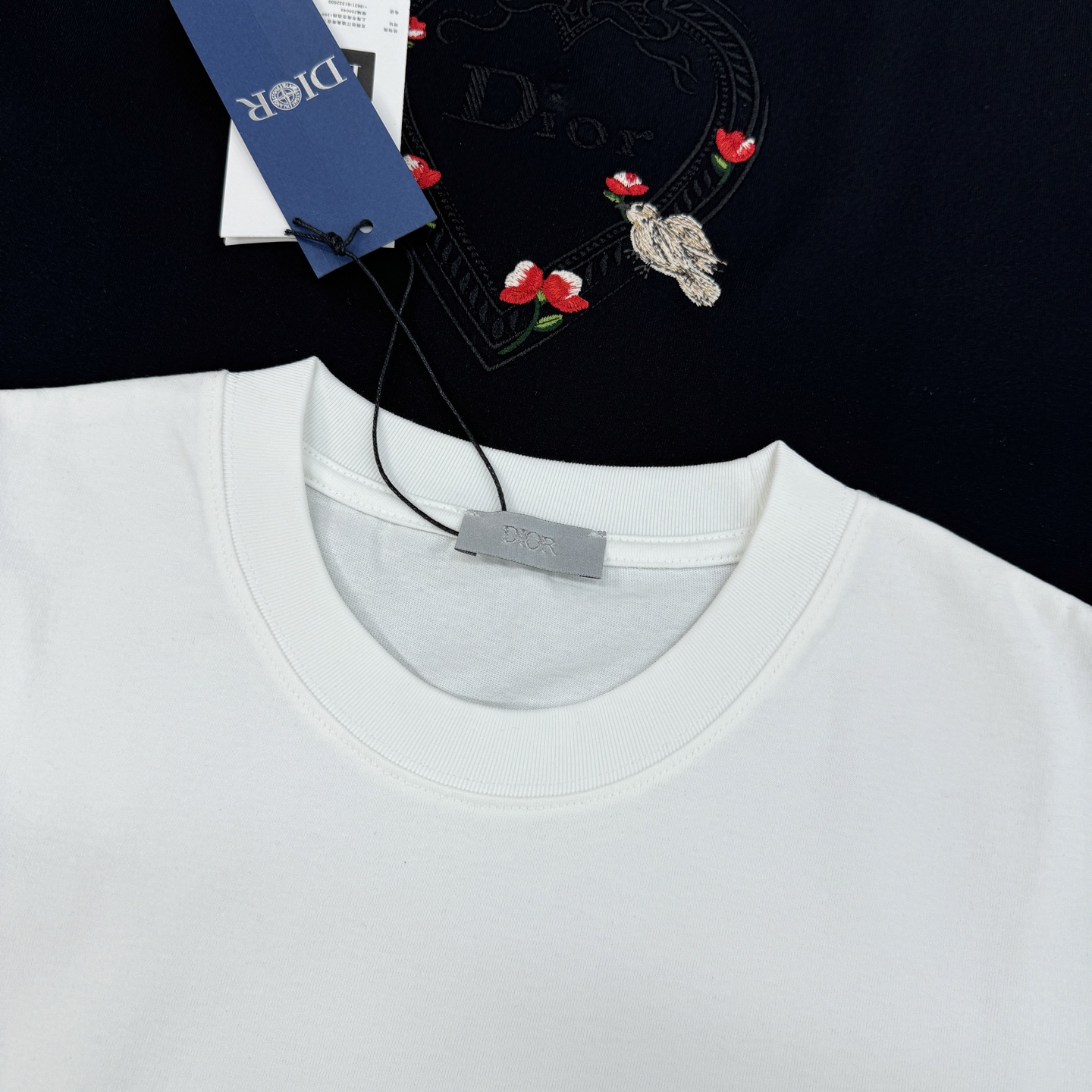 。🌾 Dior迪奥2026春夏系列爱心刺绣白色T恤，男女同款❤️260g纯棉材质，柔软舒适，日常穿着超友