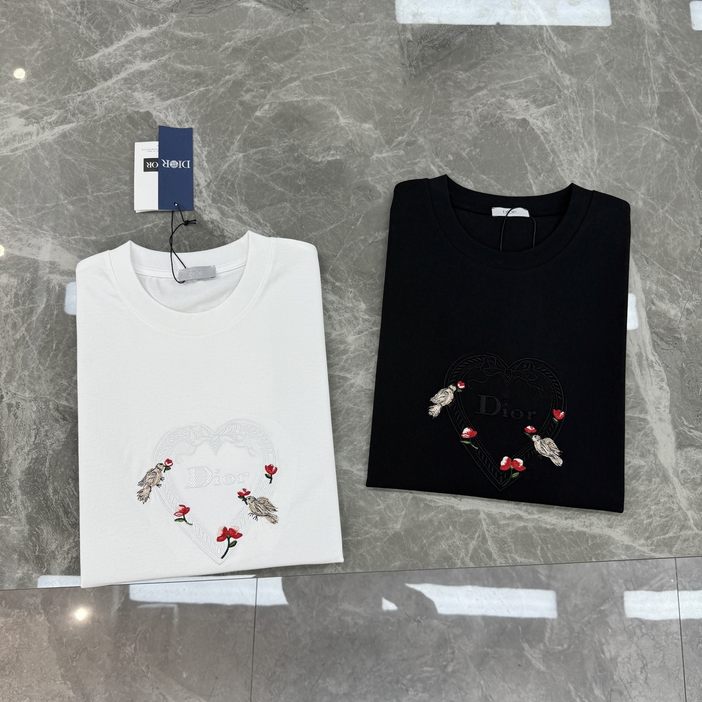 。🌾 Dior迪奥2026春夏系列爱心刺绣白色T恤，男女同款❤️260g纯棉材质，柔软舒适，日常穿着超友