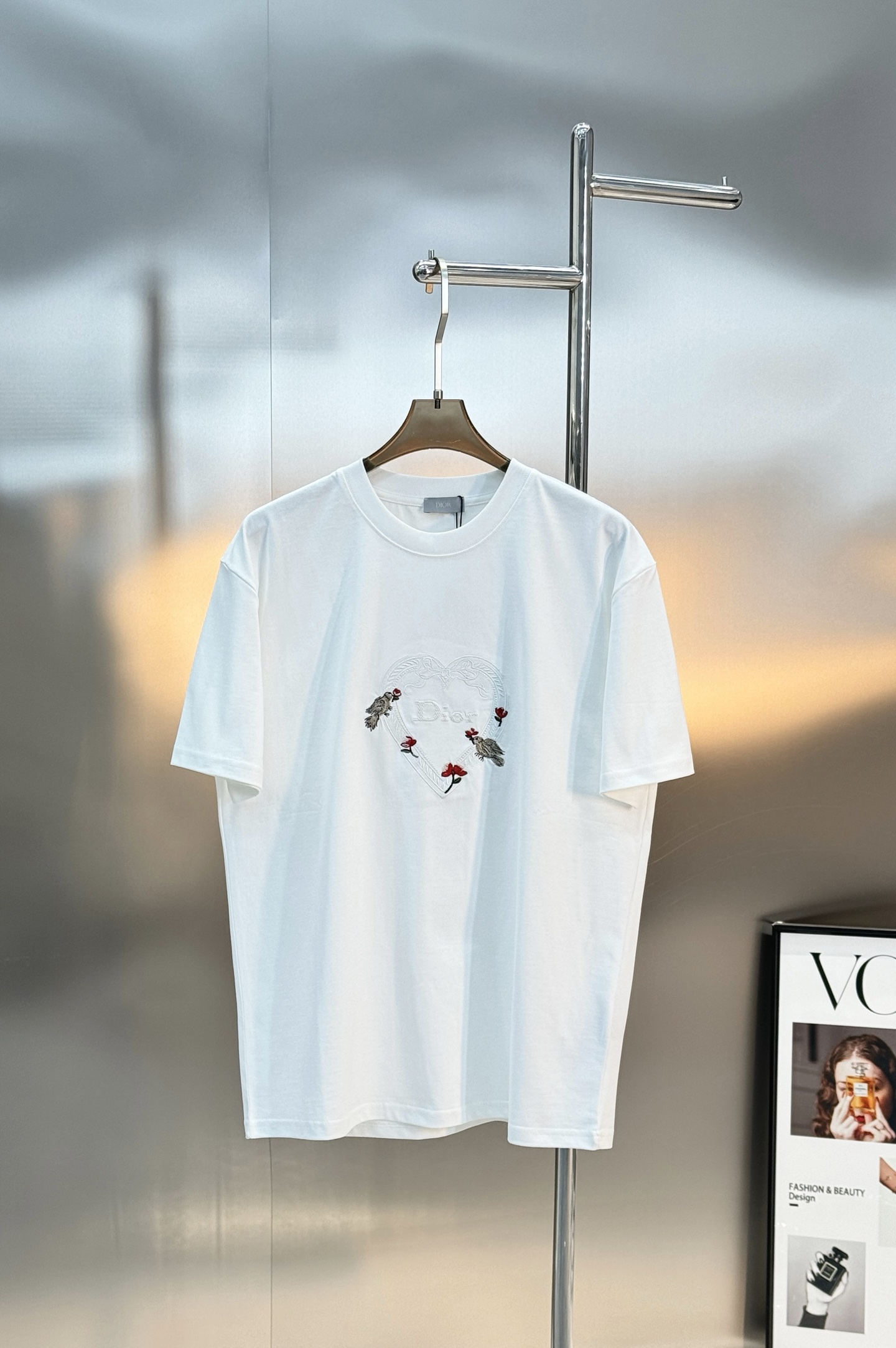 。🌾 Dior迪奥2026春夏系列爱心刺绣白色T恤，男女同款❤️260g纯棉材质，柔软舒适，日常穿着超友