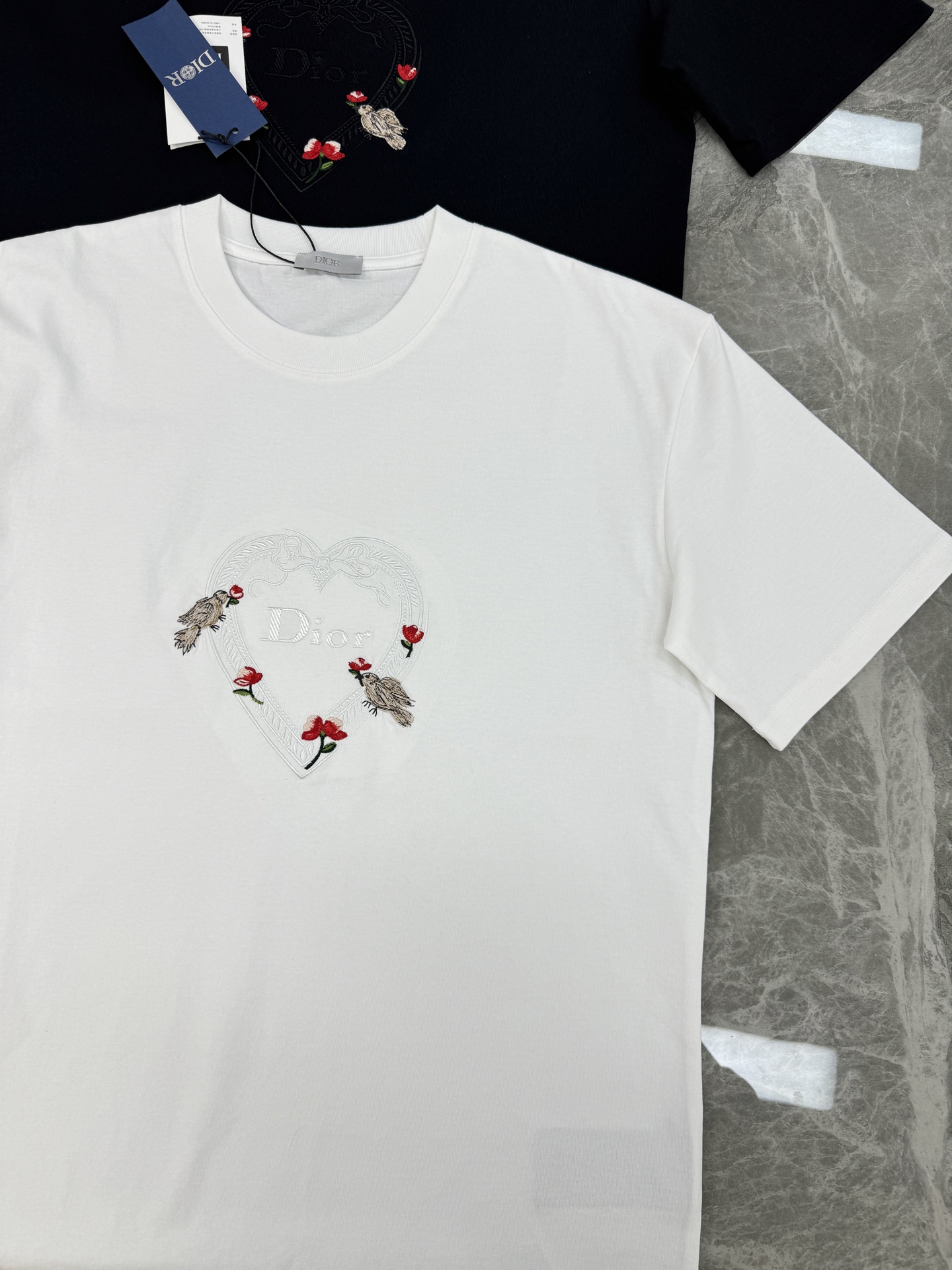 。🌾 Dior迪奥2026春夏系列爱心刺绣白色T恤，男女同款❤️260g纯棉材质，柔软舒适，日常穿着超友