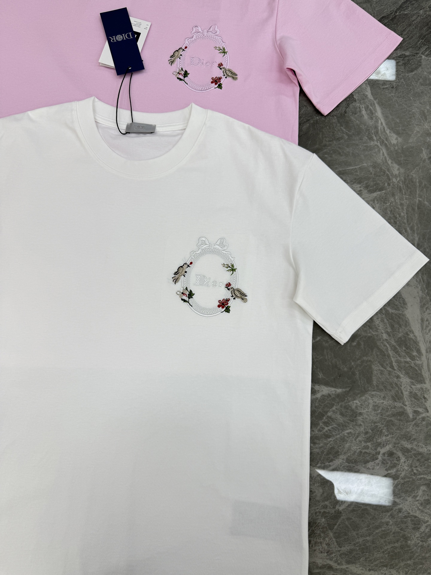 。🌾 Dior26s新款潮牌T恤.男女同款❤️采用纯棉260个lg面料材质，柔软亲肤，夏天穿超舒服!胸前