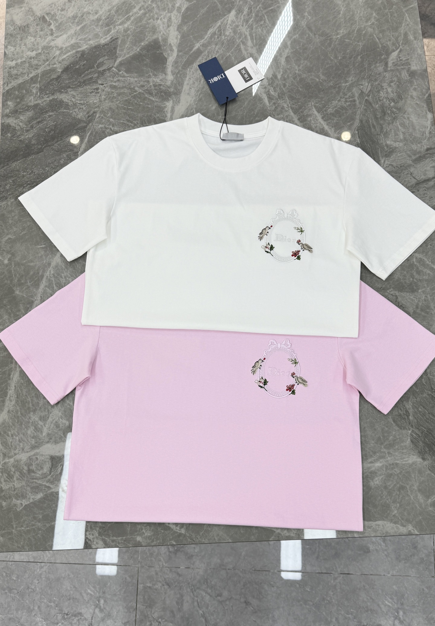 。🌾 Dior26s新款潮牌T恤.男女同款❤️采用纯棉260个lg面料材质，柔软亲肤，夏天穿超舒服!胸前