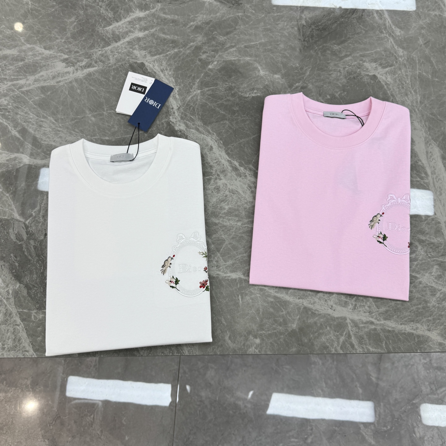 。🌾 Dior26s新款潮牌T恤.男女同款❤️采用纯棉260个lg面料材质，柔软亲肤，夏天穿超舒服!胸前