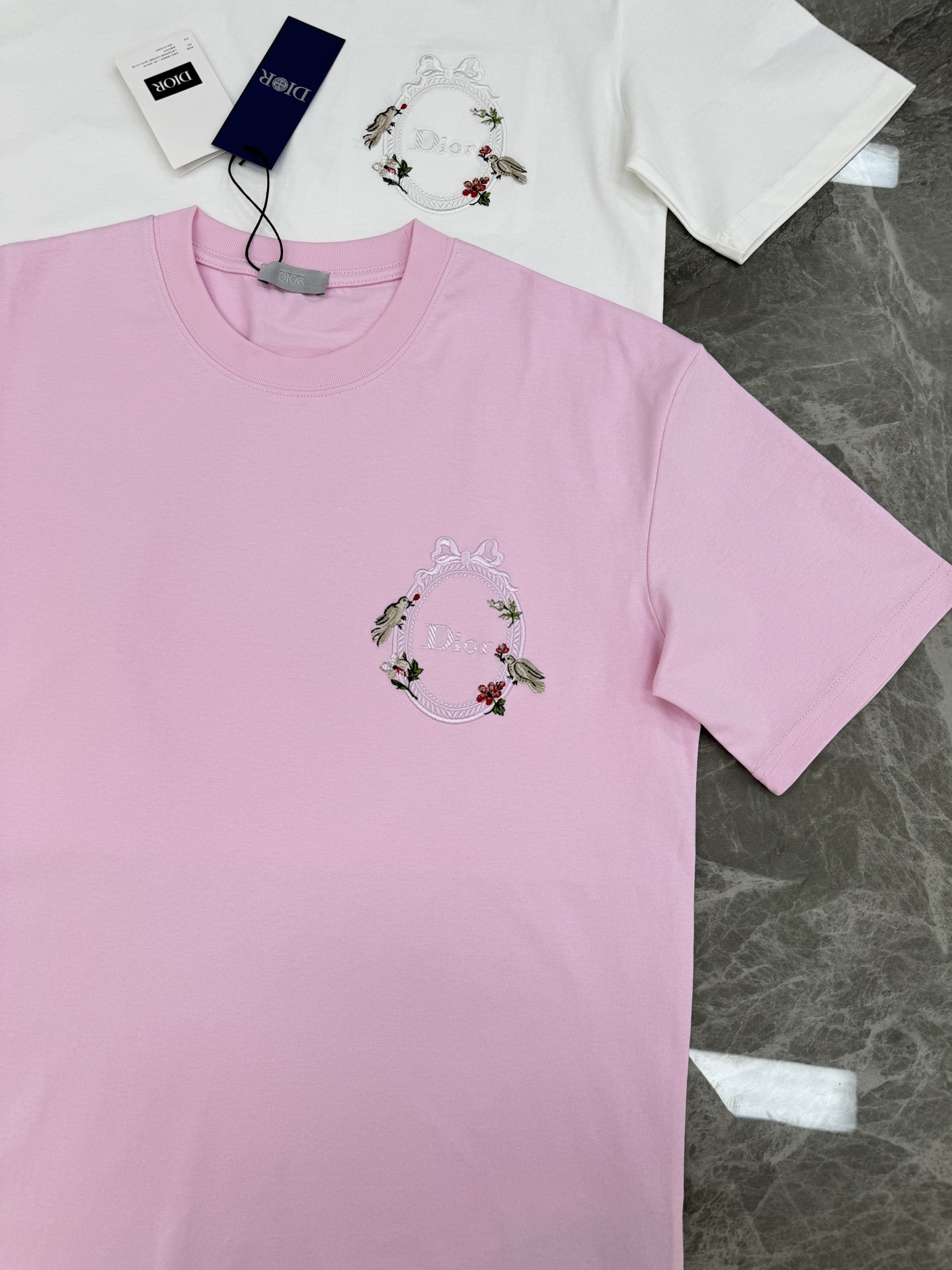 。🌾 Dior26s新款潮牌T恤.男女同款❤️采用纯棉260个lg面料材质，柔软亲肤，夏天穿超舒服!胸前