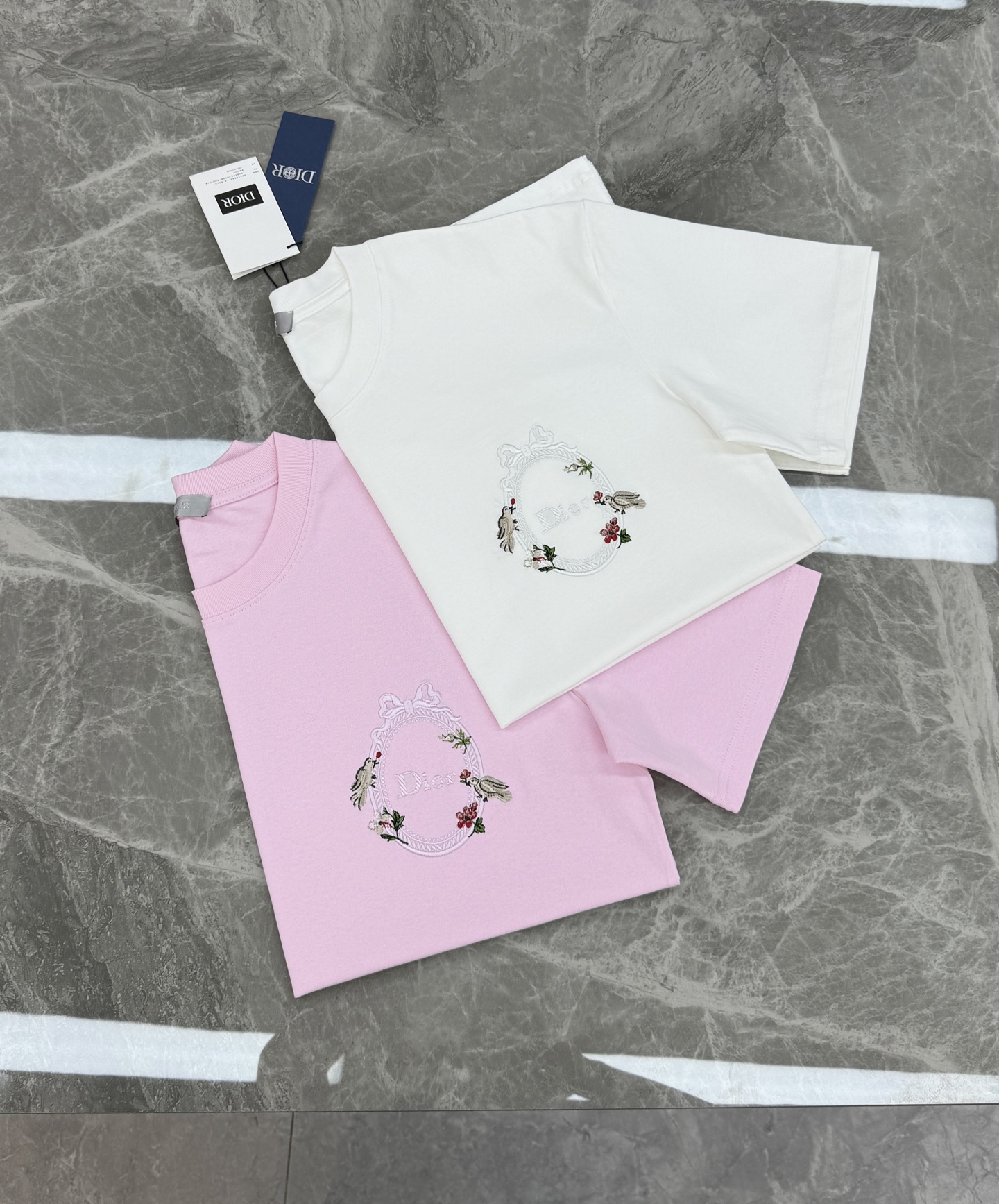 。🌾 Dior26s新款潮牌T恤.男女同款❤️采用纯棉260个lg面料材质，柔软亲肤，夏天穿超舒服!胸前