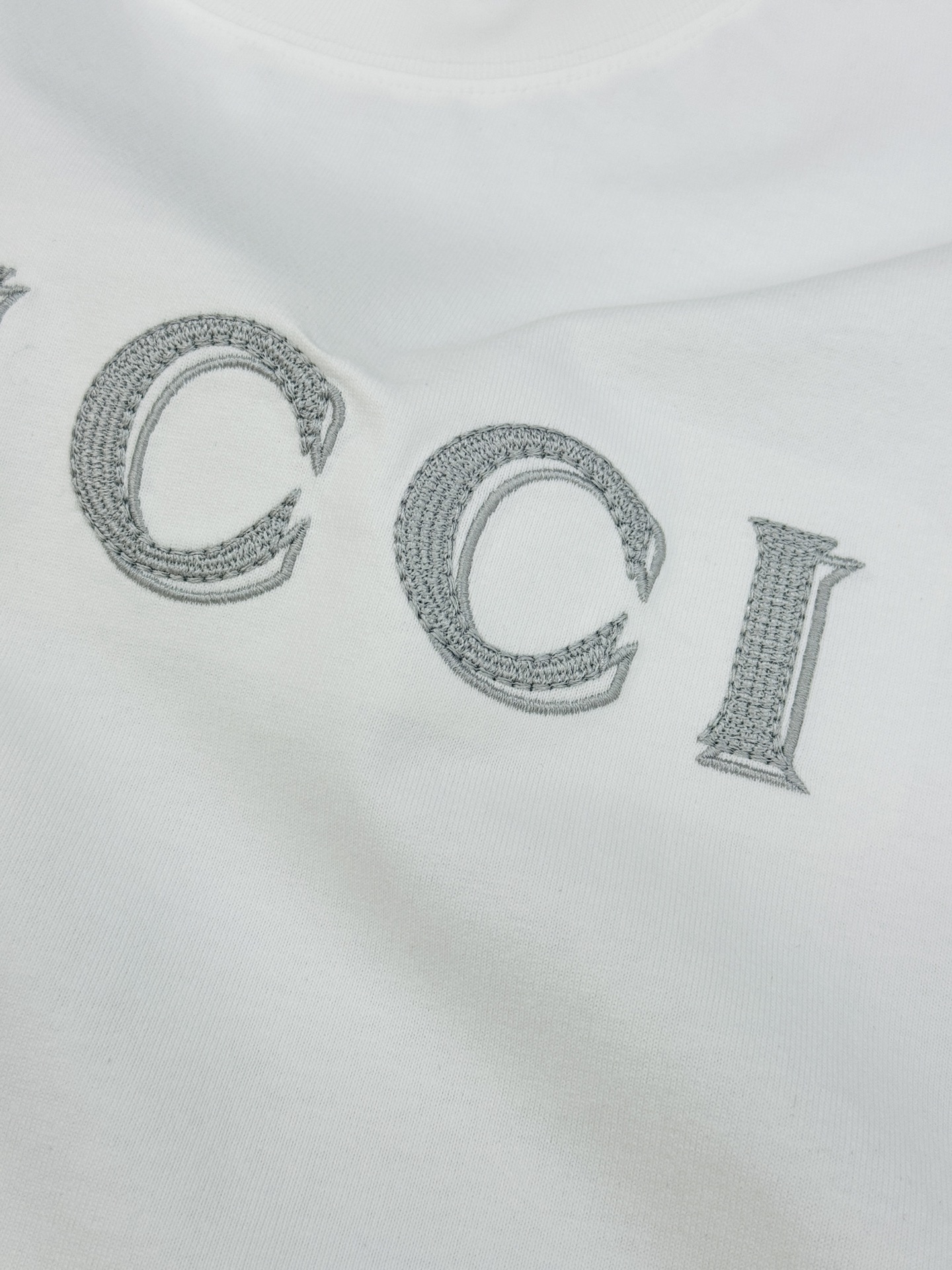 。🌾 Gucci古奇26s新款潮牌刺绣T恤，男女同款❤️260g优质纯棉材质，柔软亲肤，日常穿着超舒适!