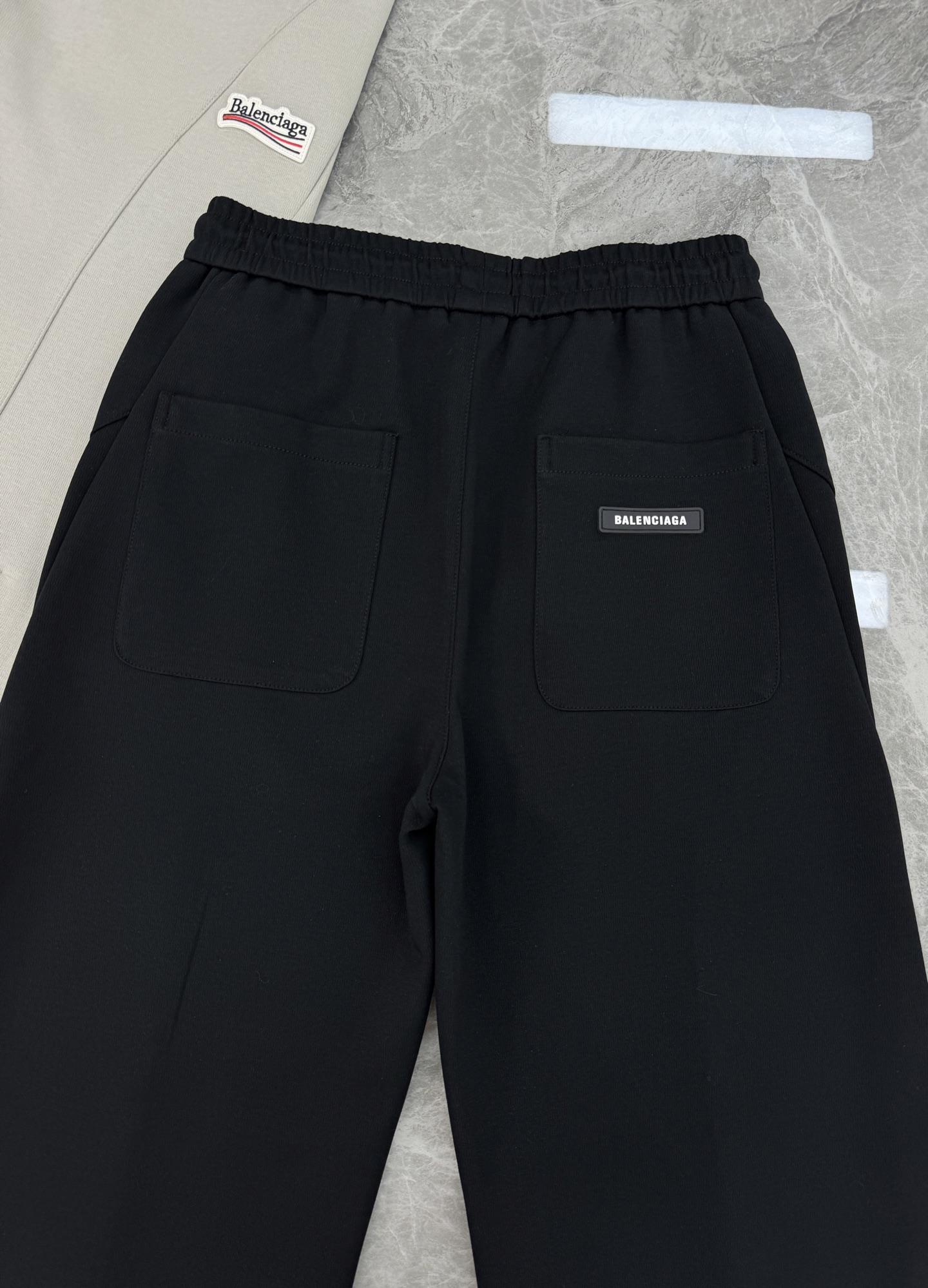 。🌾 Balenciaga 巴黎世家26s新品刺绣休闲裤🆕直筒款立体裁剪设计+高品质复合棉面料，穿着舒适