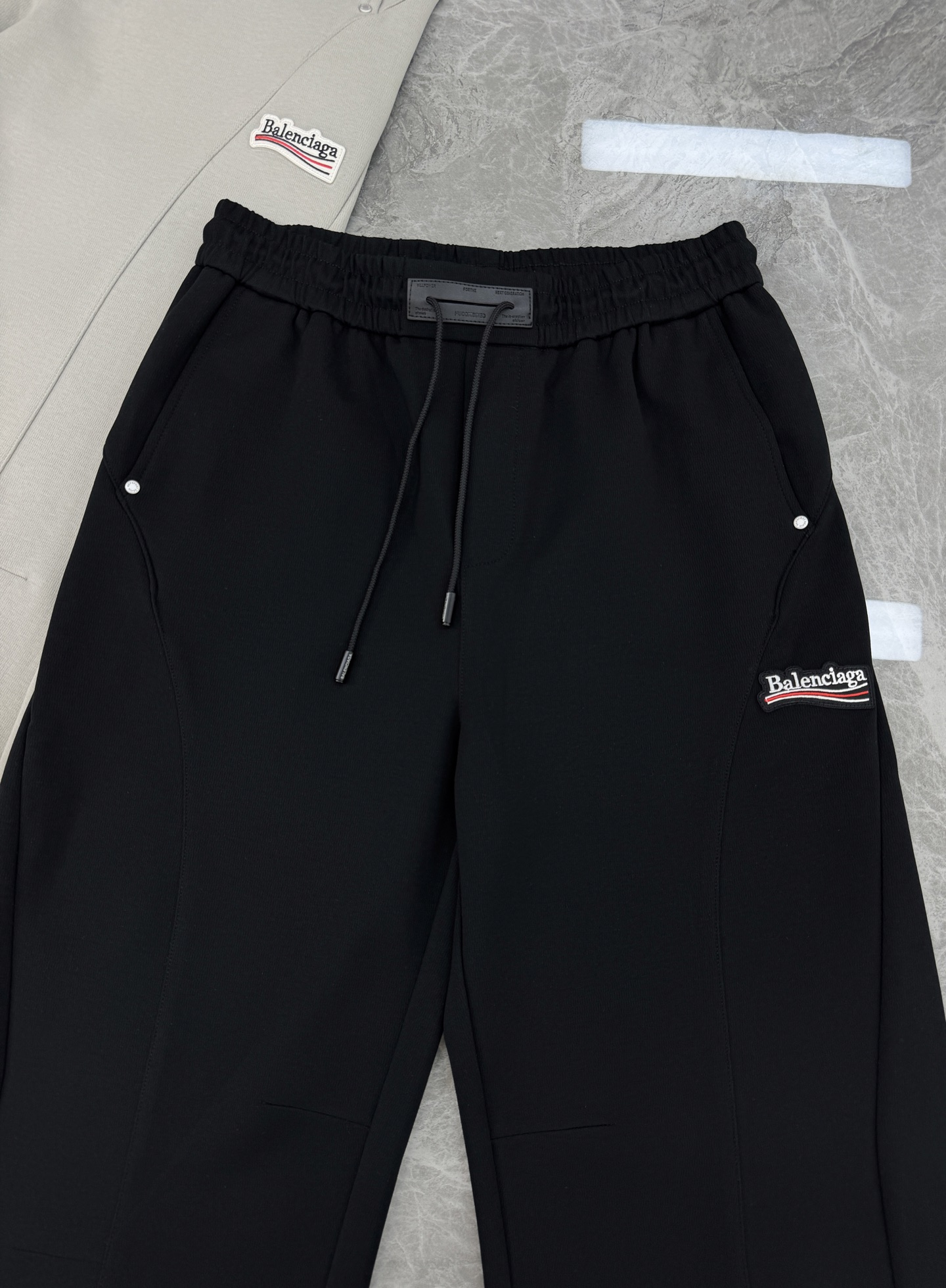 。🌾 Balenciaga 巴黎世家26s新品刺绣休闲裤🆕直筒款立体裁剪设计+高品质复合棉面料，穿着舒适