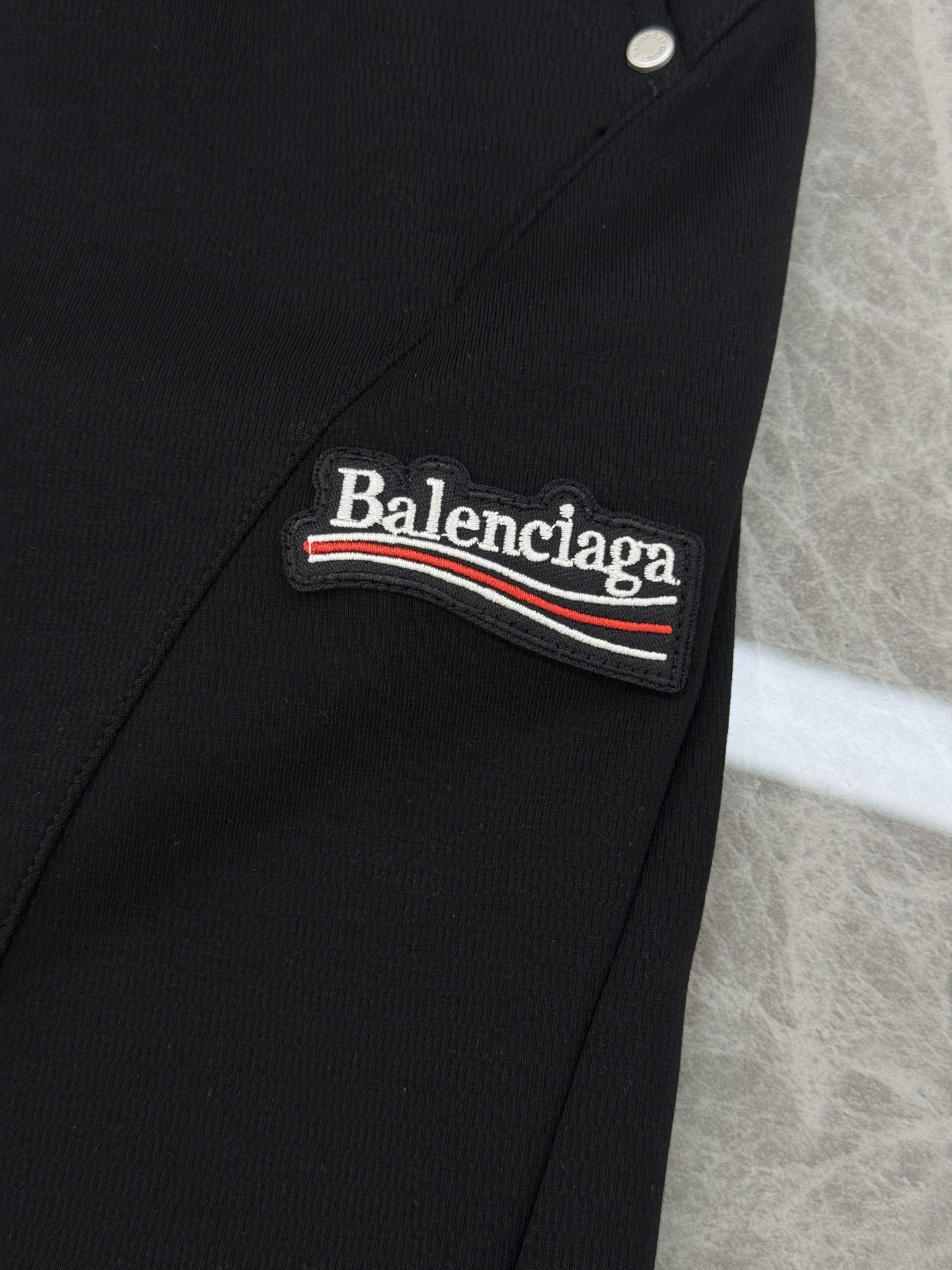 。🌾 Balenciaga 巴黎世家26s新品刺绣休闲裤🆕直筒款立体裁剪设计+高品质复合棉面料，穿着舒适