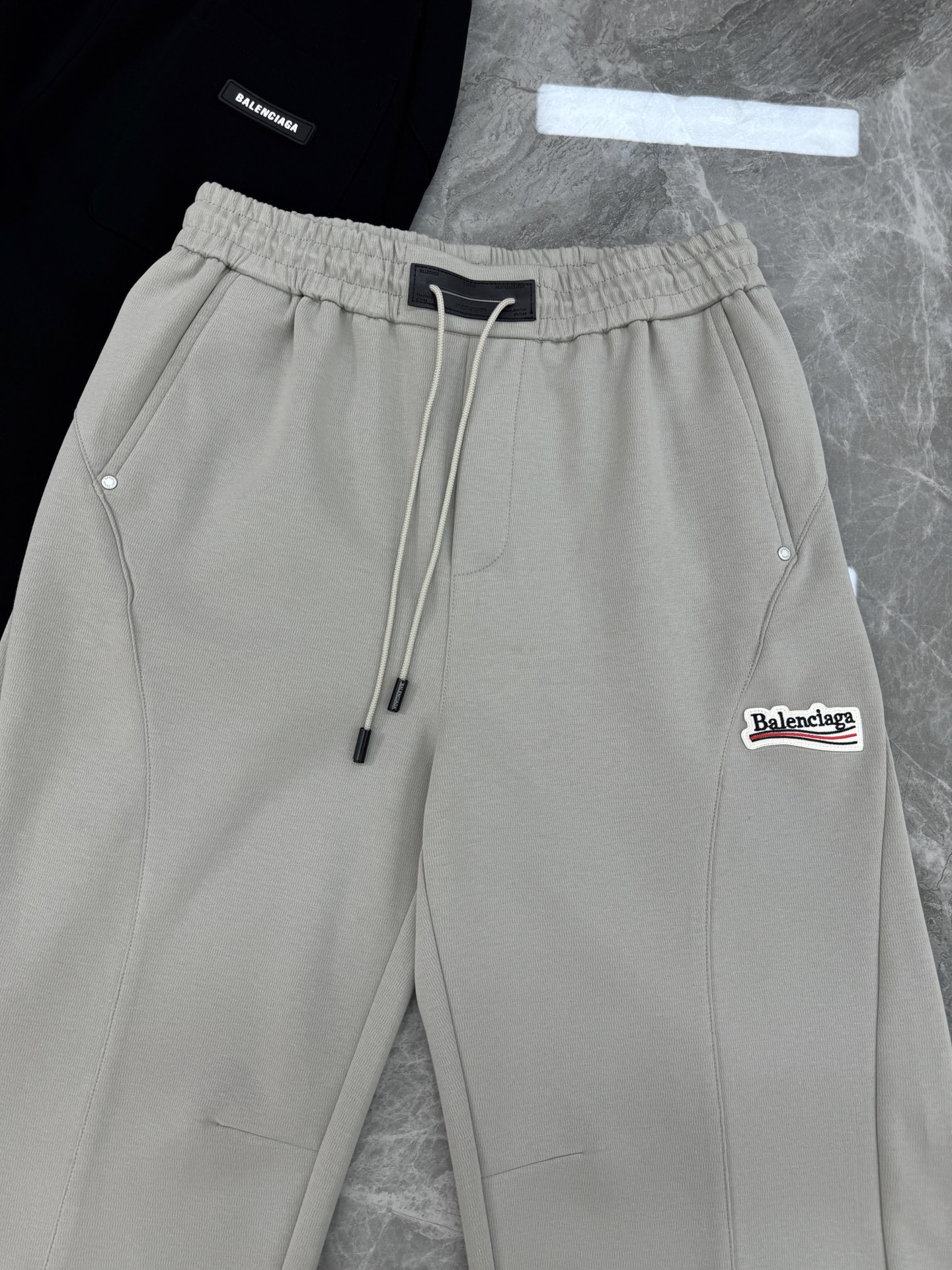 。🌾 Balenciaga 巴黎世家26s新品刺绣休闲裤🆕直筒款立体裁剪设计+高品质复合棉面料，穿着舒适