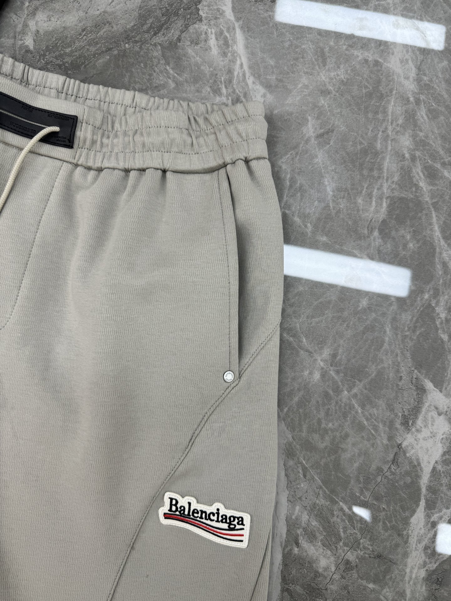 。🌾 Balenciaga 巴黎世家26s新品刺绣休闲裤🆕直筒款立体裁剪设计+高品质复合棉面料，穿着舒适