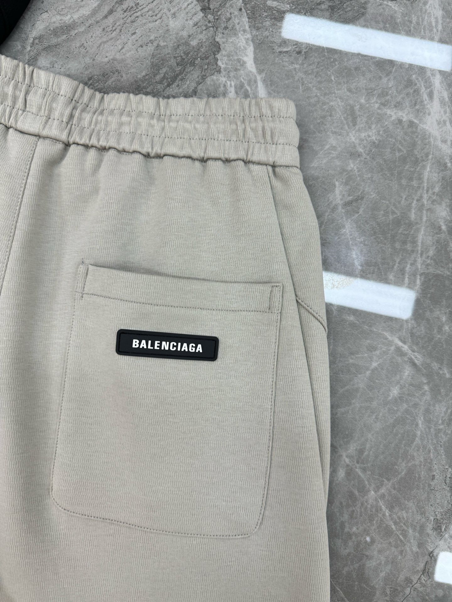 。🌾 Balenciaga 巴黎世家26s新品刺绣休闲裤🆕直筒款立体裁剪设计+高品质复合棉面料，穿着舒适