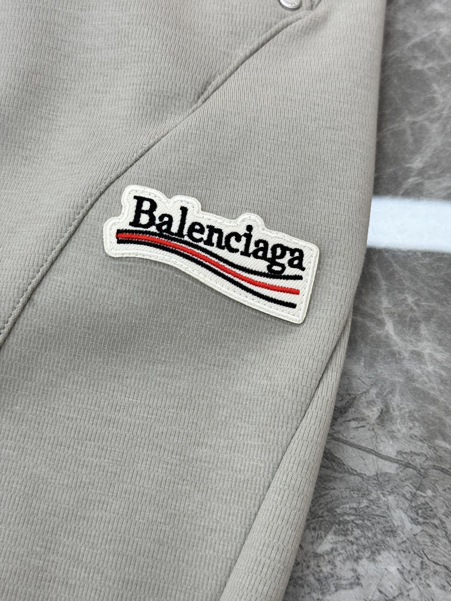 。🌾 Balenciaga 巴黎世家26s新品刺绣休闲裤🆕直筒款立体裁剪设计+高品质复合棉面料，穿着舒适