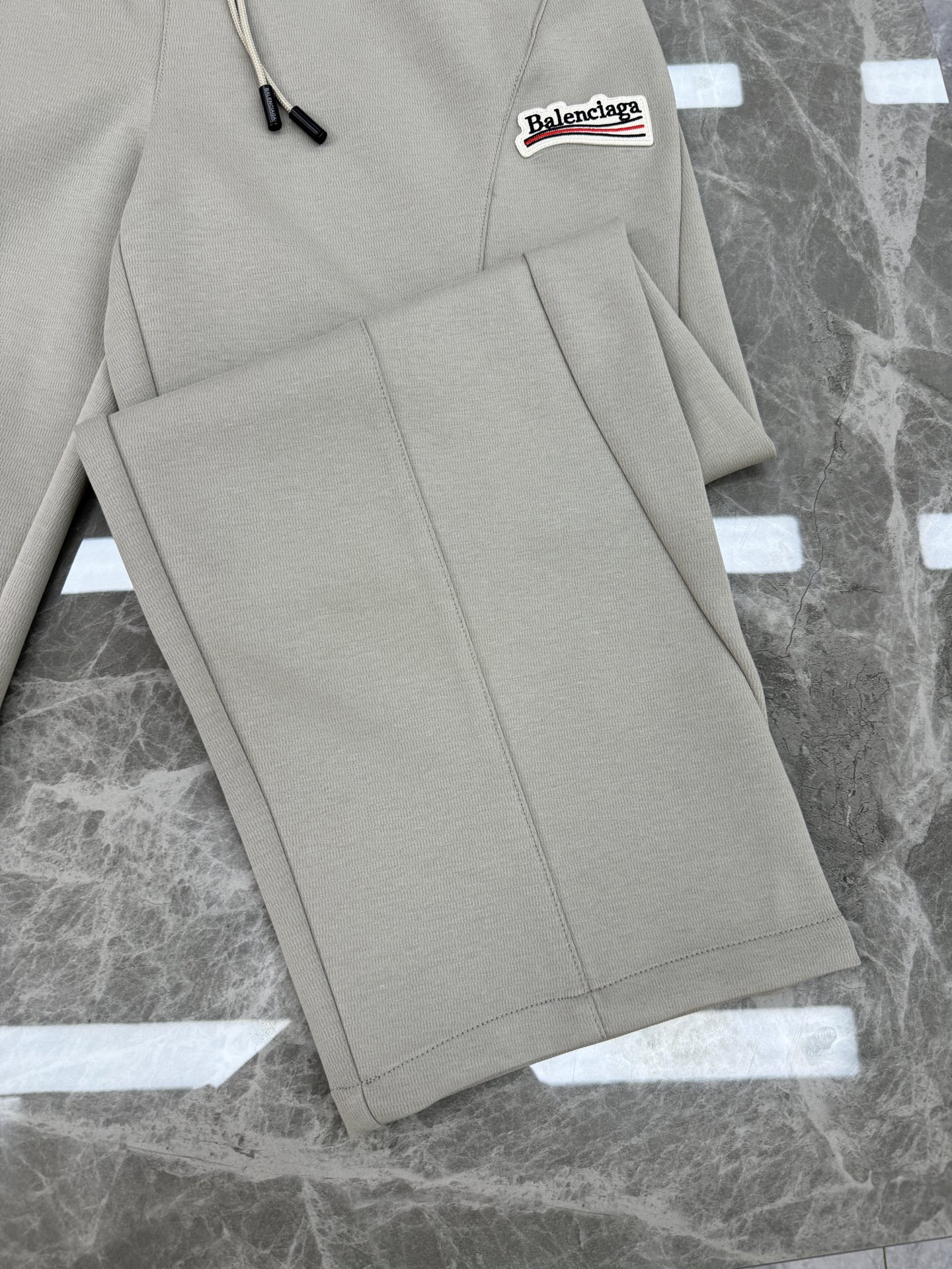 。🌾 Balenciaga 巴黎世家26s新品刺绣休闲裤🆕直筒款立体裁剪设计+高品质复合棉面料，穿着舒适