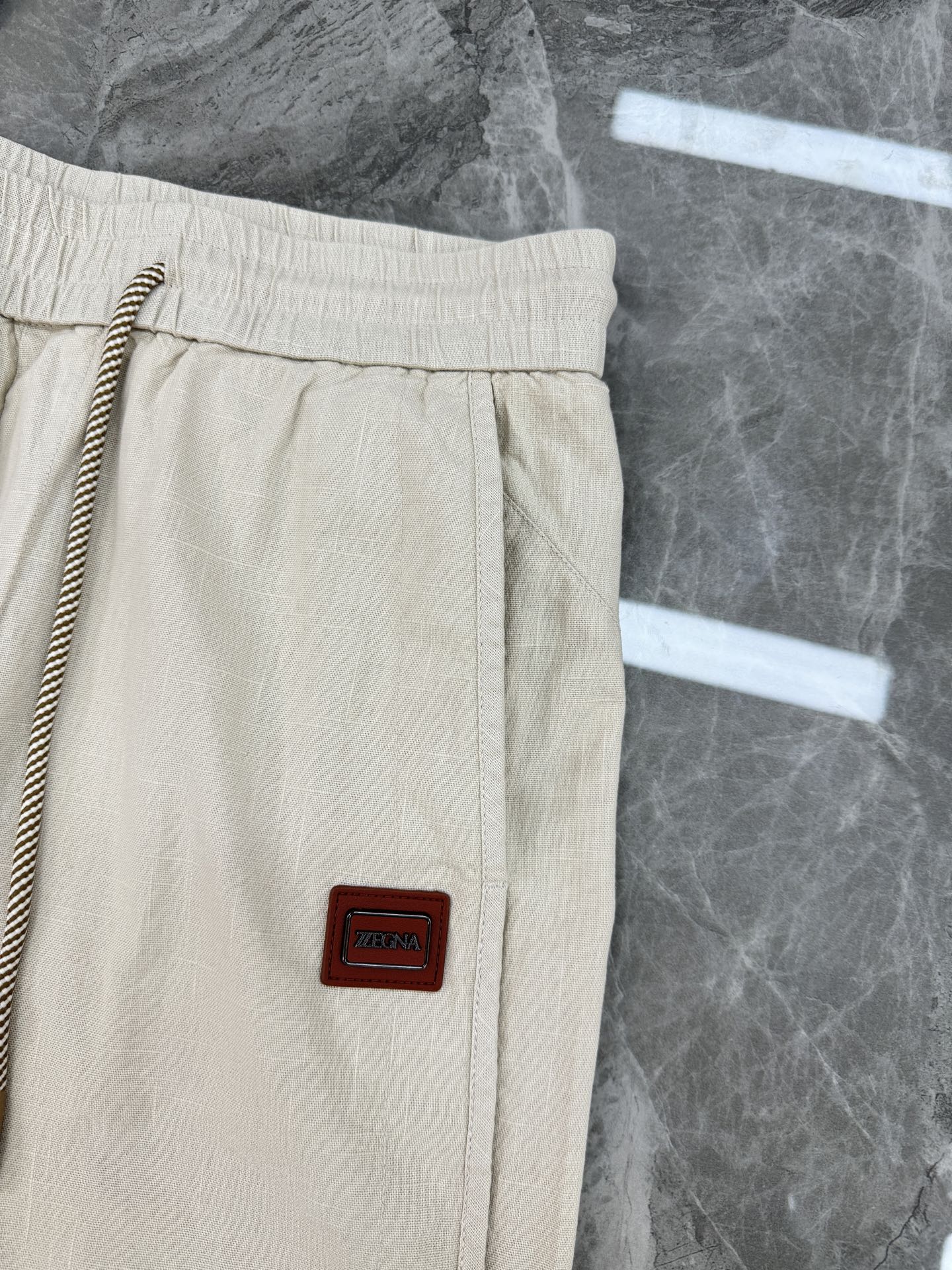 。🌾 Z Zeng杰尼亚26s新品天丝亚麻休闲裤🕶️亚麻混纺休闲裤，主打意式老钱风，春夏穿超透气又凉爽!