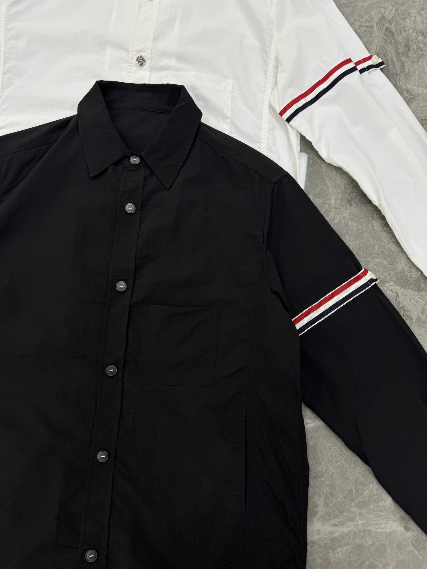 ThomBrowne TB 双袖标衬衫外套，最高版本🌟翻领中长款衬衫夹克，双袖标织带装饰；定制字母log