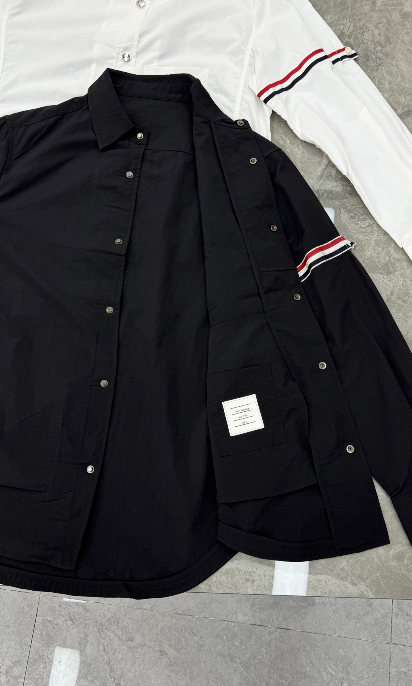 ThomBrowne TB 双袖标衬衫外套，最高版本🌟翻领中长款衬衫夹克，双袖标织带装饰；定制字母log