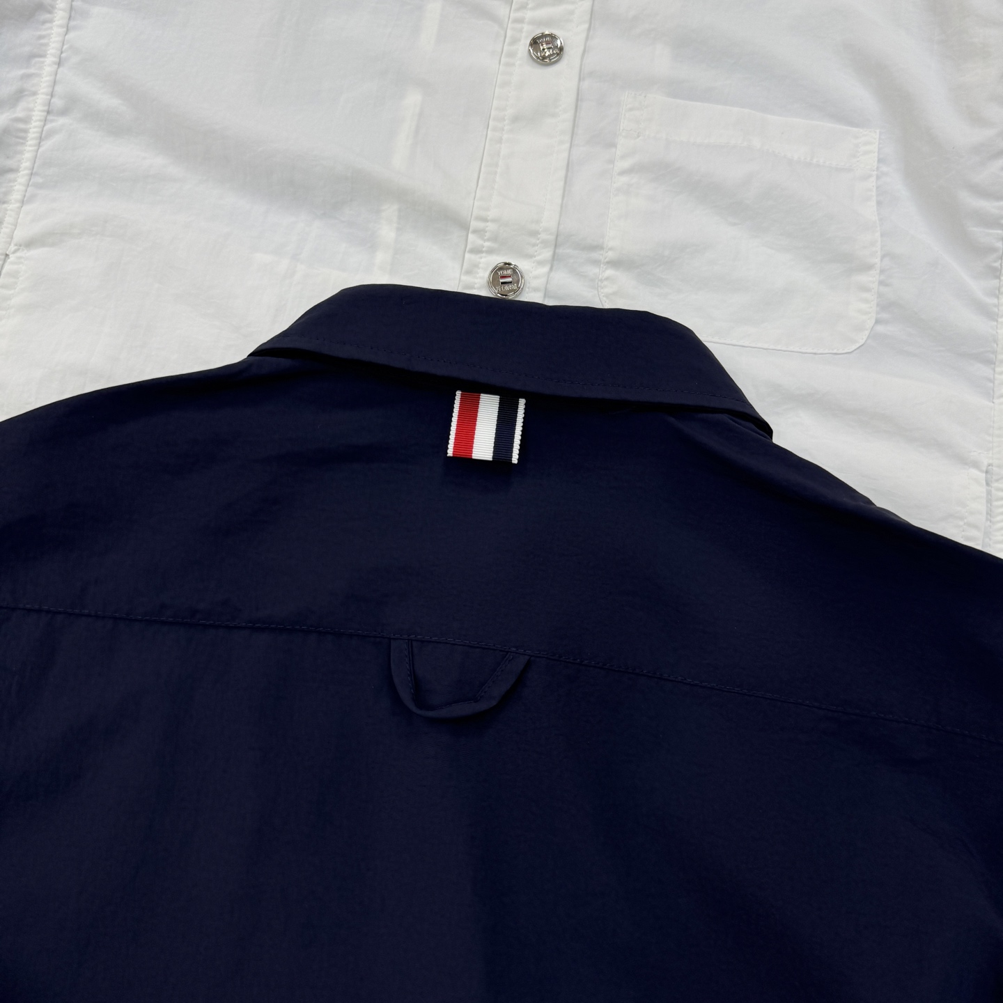 ThomBrowne TB 双袖标衬衫外套，最高版本🌟翻领中长款衬衫夹克，双袖标织带装饰；定制字母log