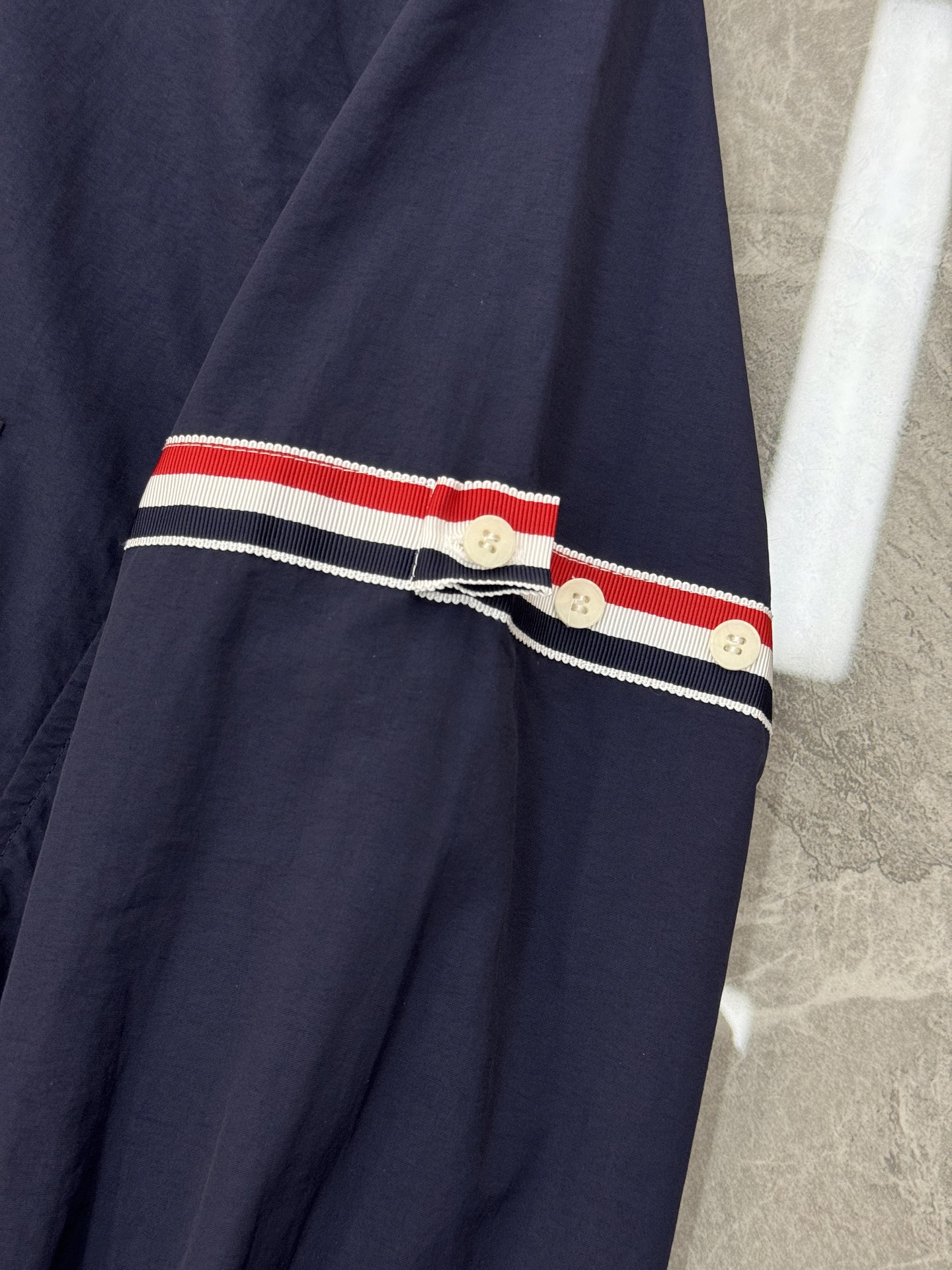ThomBrowne TB 双袖标衬衫外套，最高版本🌟翻领中长款衬衫夹克，双袖标织带装饰；定制字母log