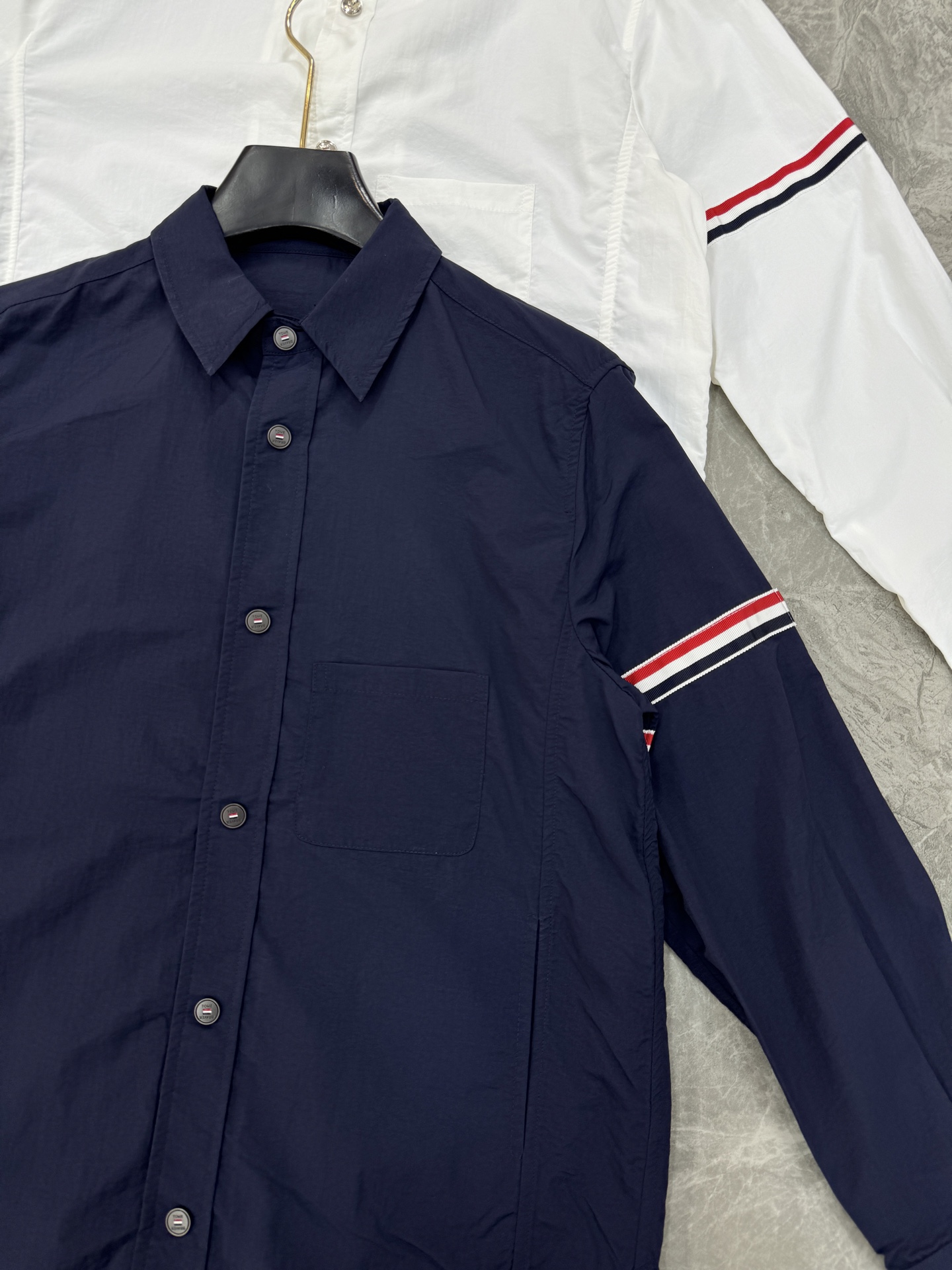 ThomBrowne TB 双袖标衬衫外套，最高版本🌟翻领中长款衬衫夹克，双袖标织带装饰；定制字母log