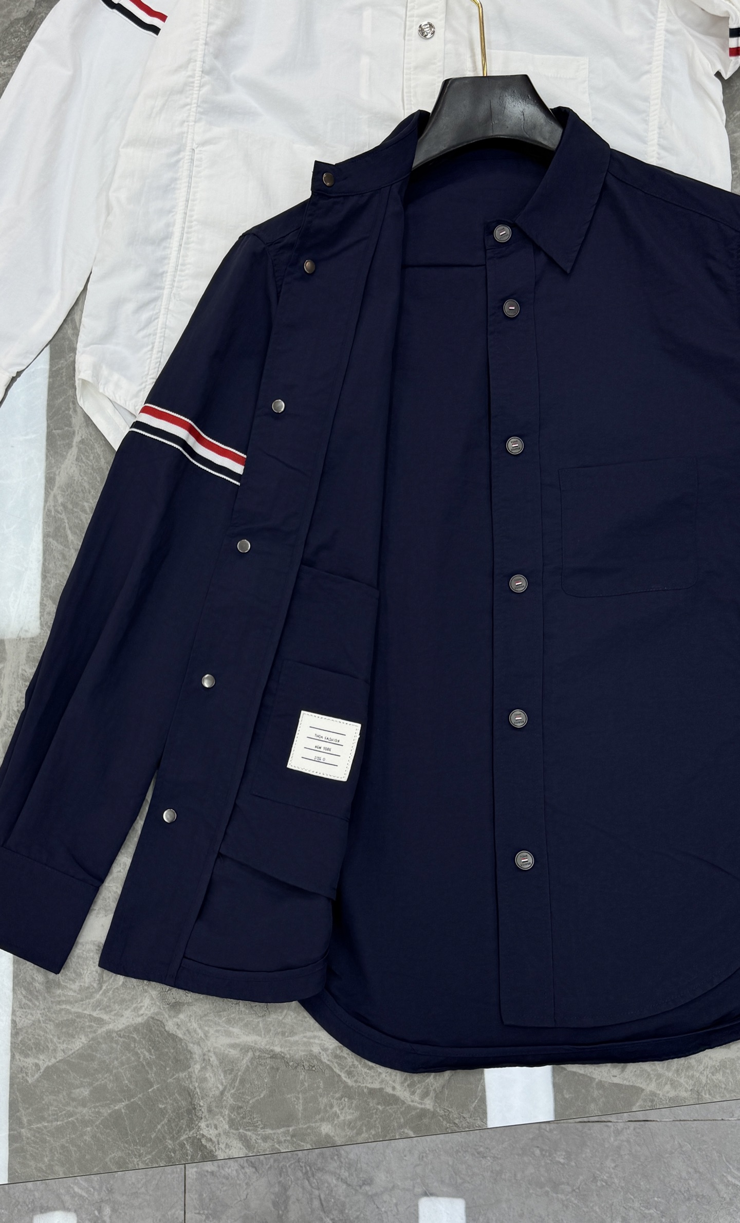 ThomBrowne TB 双袖标衬衫外套，最高版本🌟翻领中长款衬衫夹克，双袖标织带装饰；定制字母log