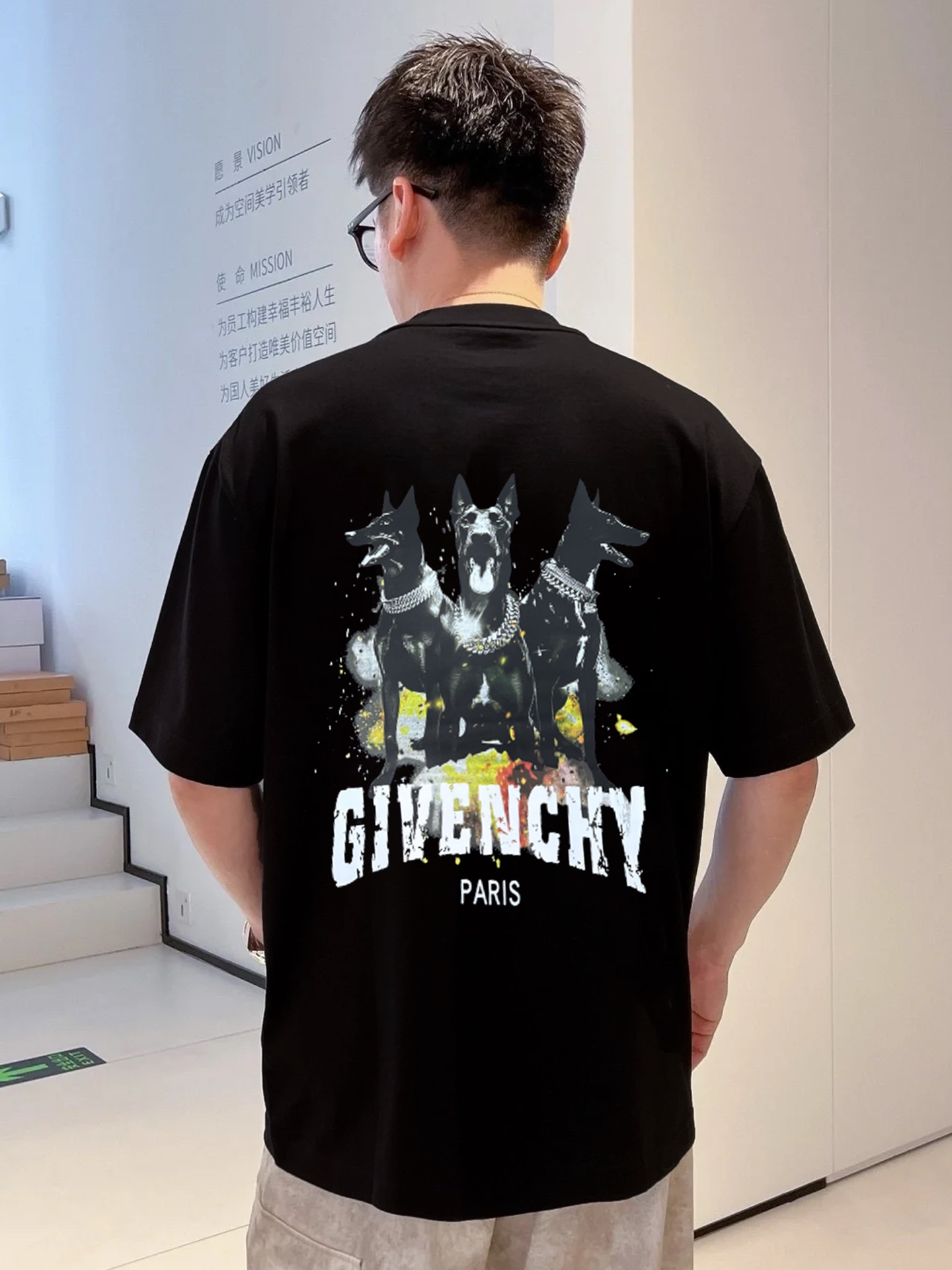 。🌾 Givench*纪梵希潮牌新款圆领TEE.男女同款～爆款必推[得意]胸口定制爆裂纹字母印花工艺.后