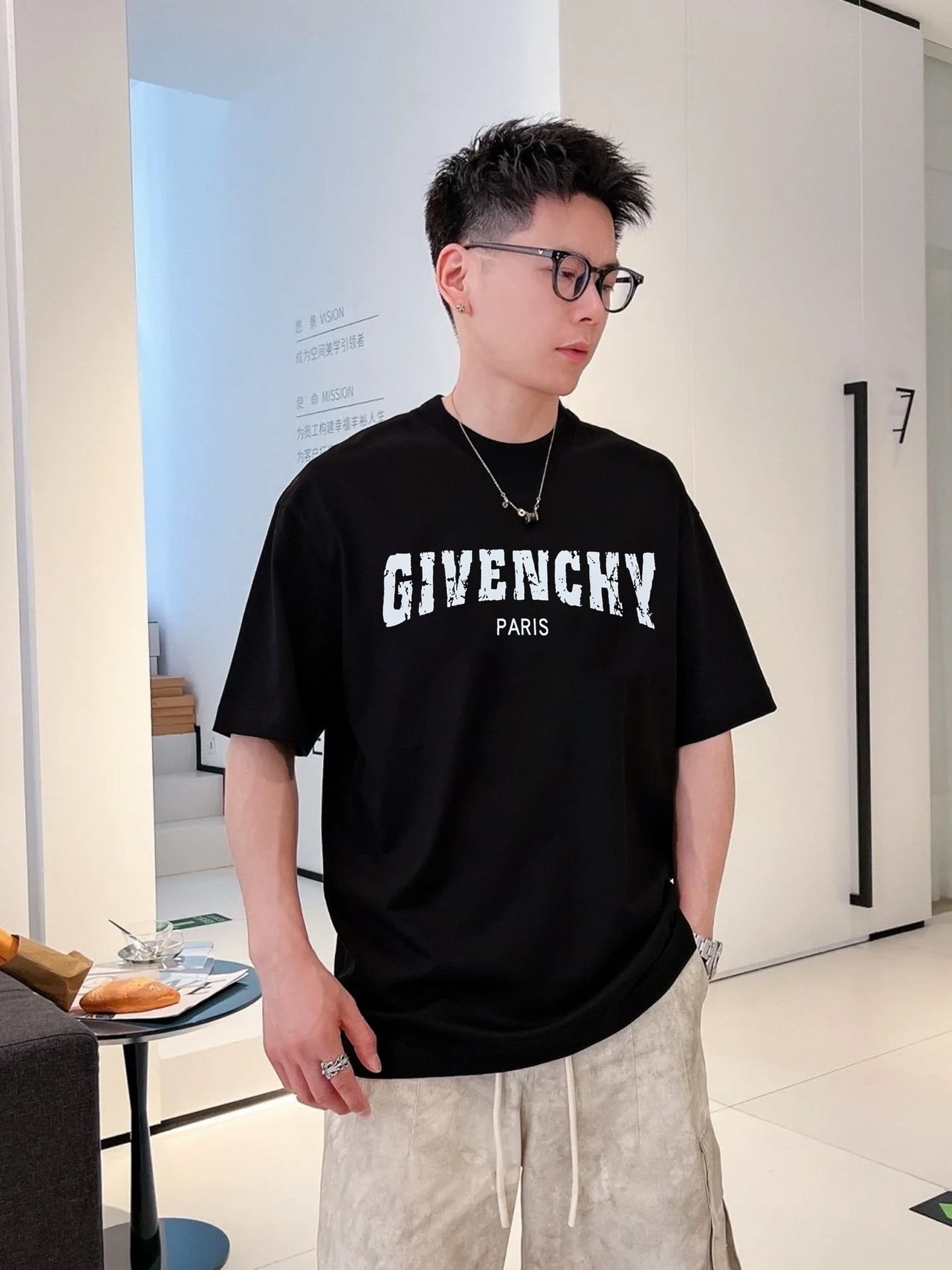 。🌾 Givench*纪梵希潮牌新款圆领TEE.男女同款～爆款必推[得意]胸口定制爆裂纹字母印花工艺.后