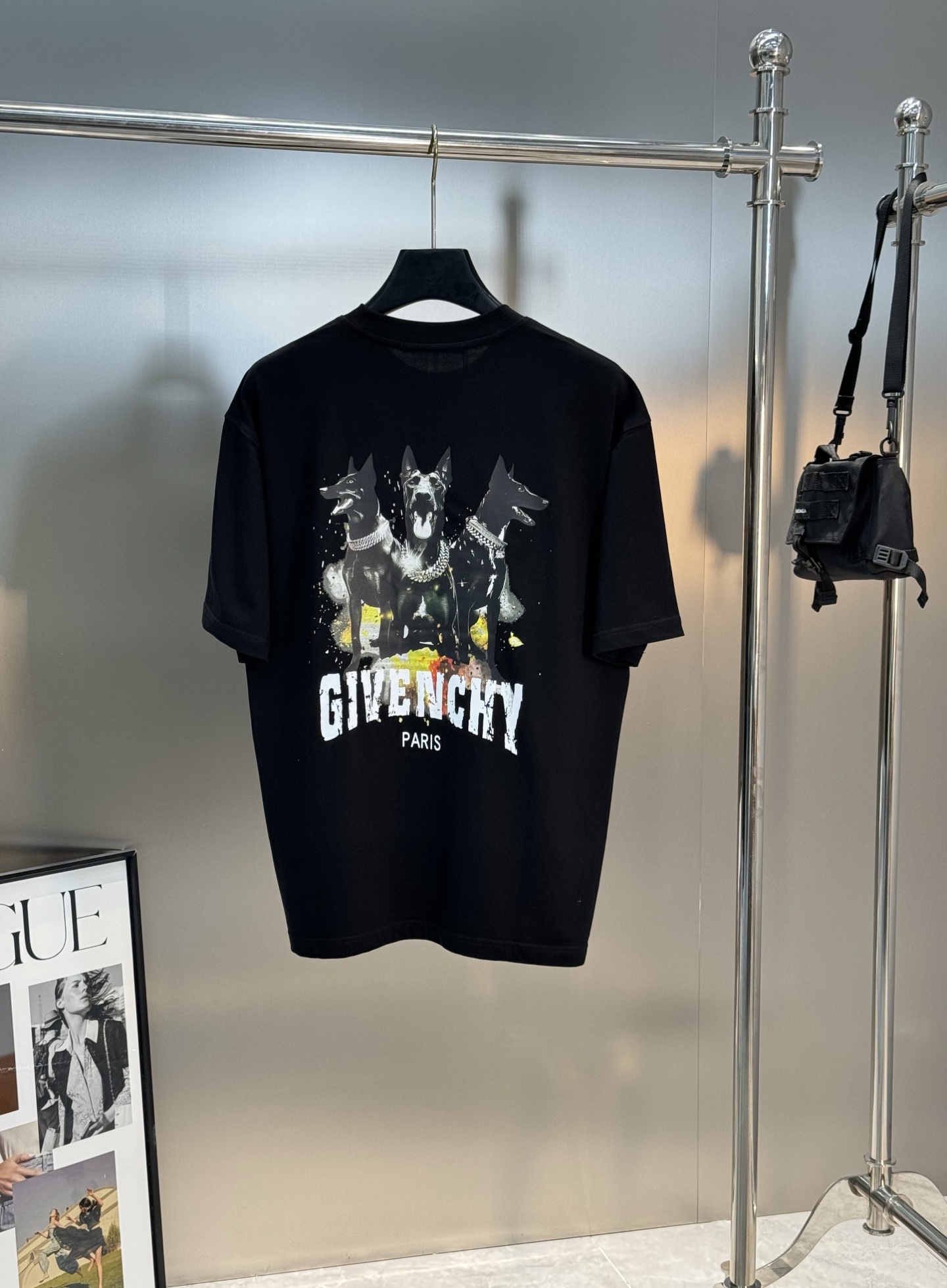 。🌾 Givench*纪梵希潮牌新款圆领TEE.男女同款～爆款必推[得意]胸口定制爆裂纹字母印花工艺.后