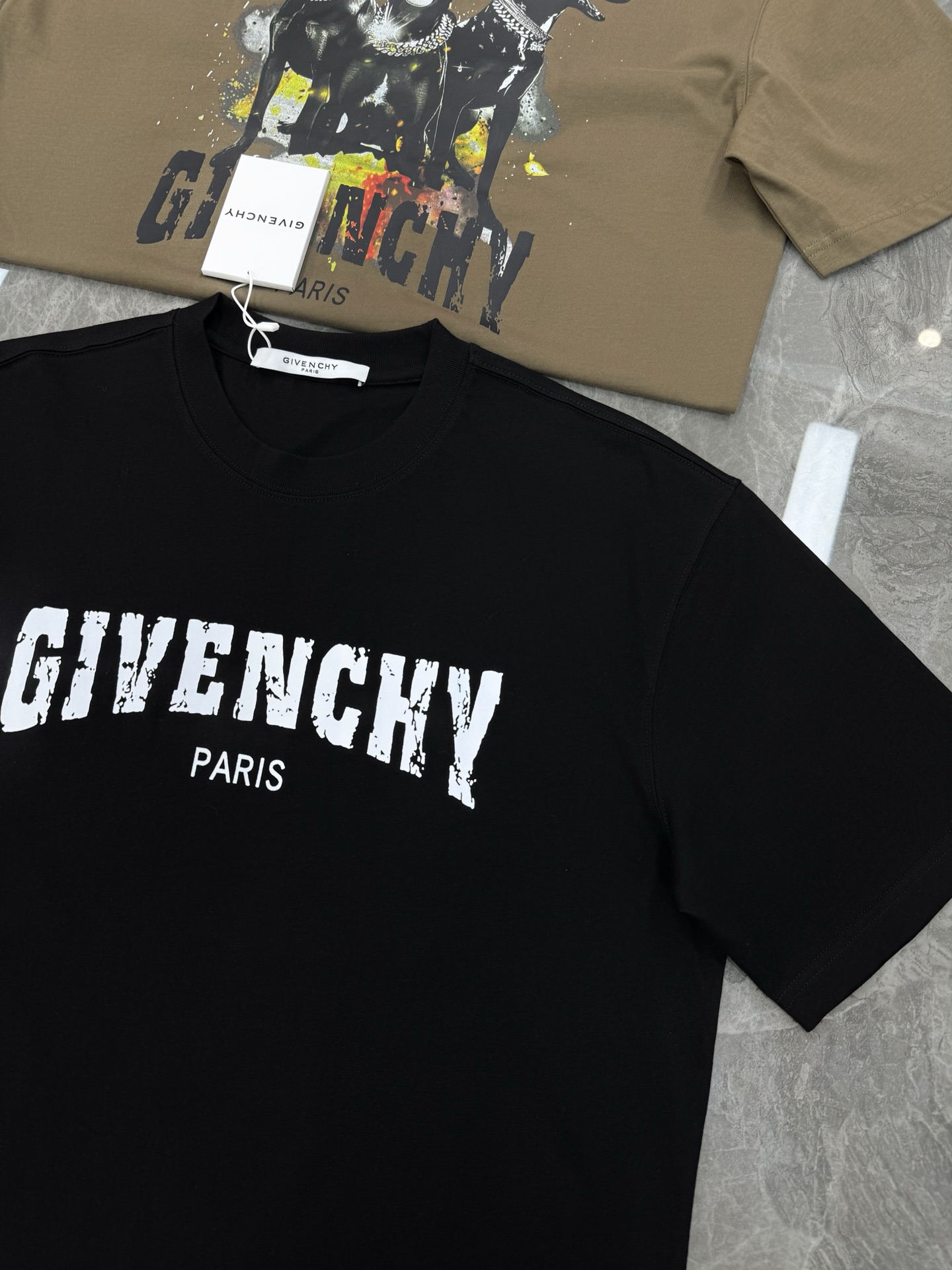 。🌾 Givench*纪梵希潮牌新款圆领TEE.男女同款～爆款必推[得意]胸口定制爆裂纹字母印花工艺.后