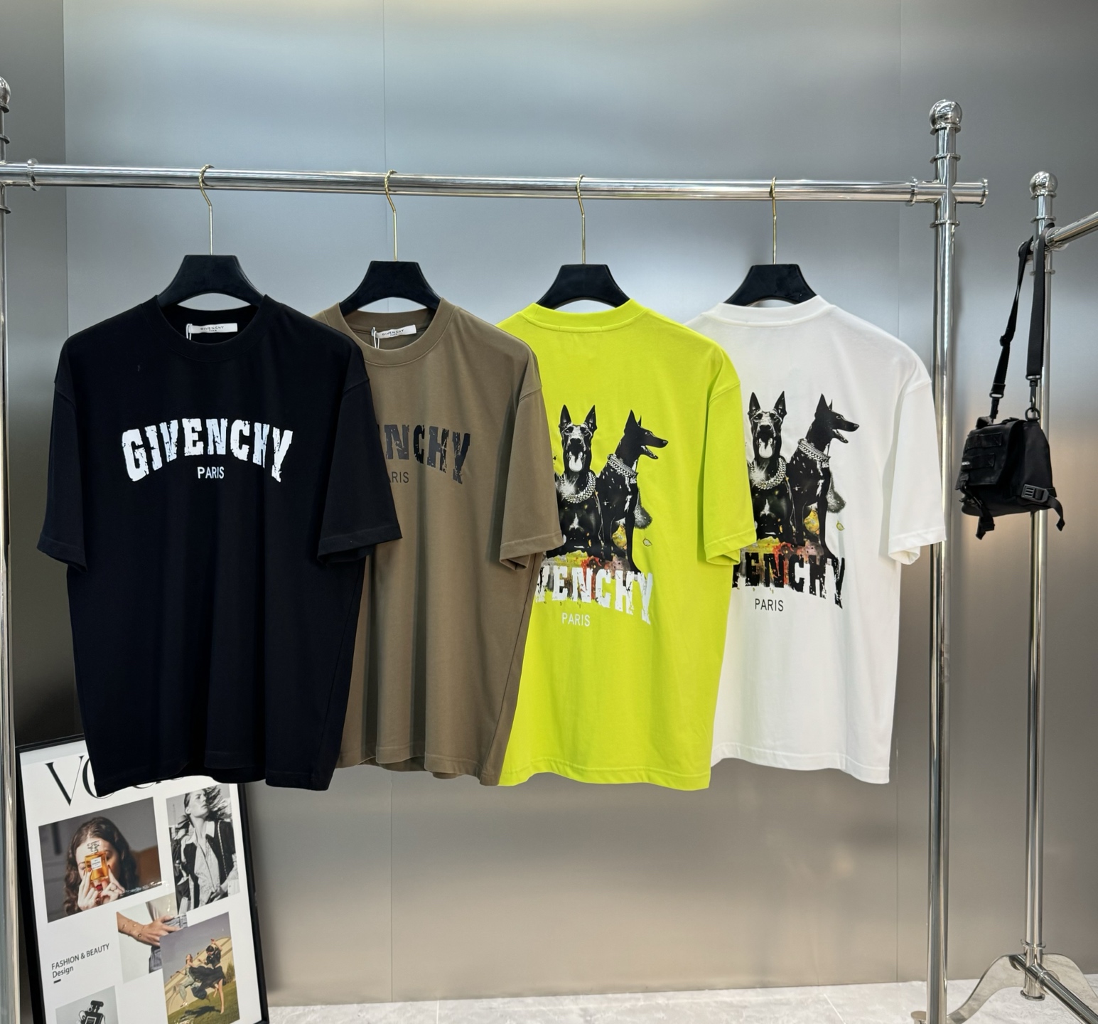 。🌾 Givench*纪梵希潮牌新款圆领TEE.男女同款～爆款必推[得意]胸口定制爆裂纹字母印花工艺.后