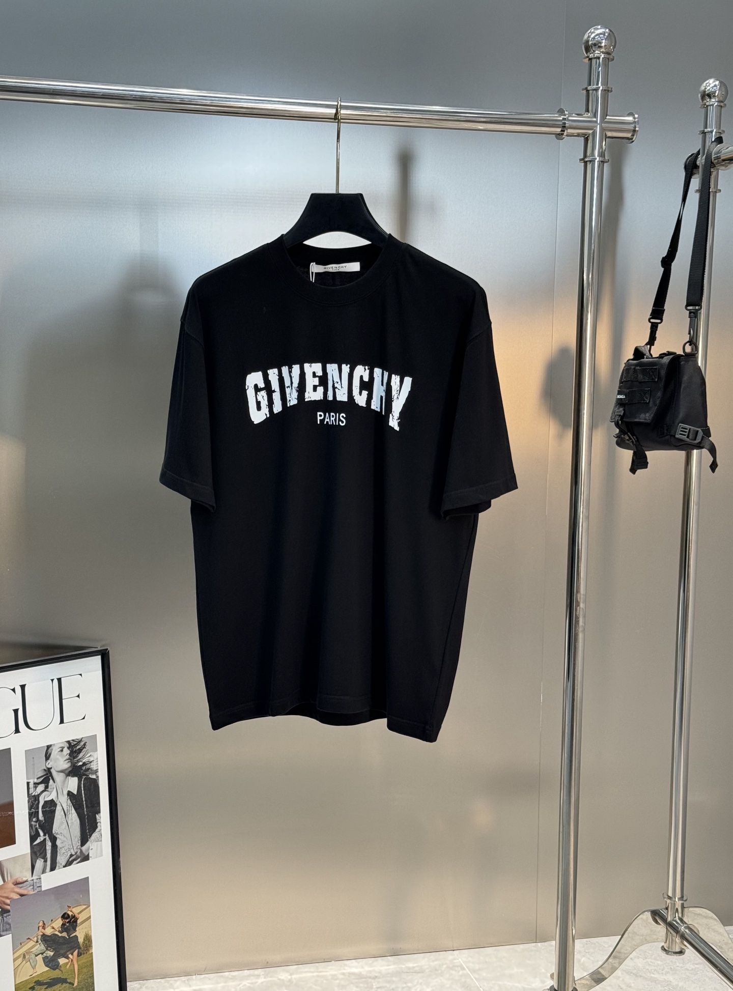 。🌾 Givench*纪梵希潮牌新款圆领TEE.男女同款～爆款必推[得意]胸口定制爆裂纹字母印花工艺.后