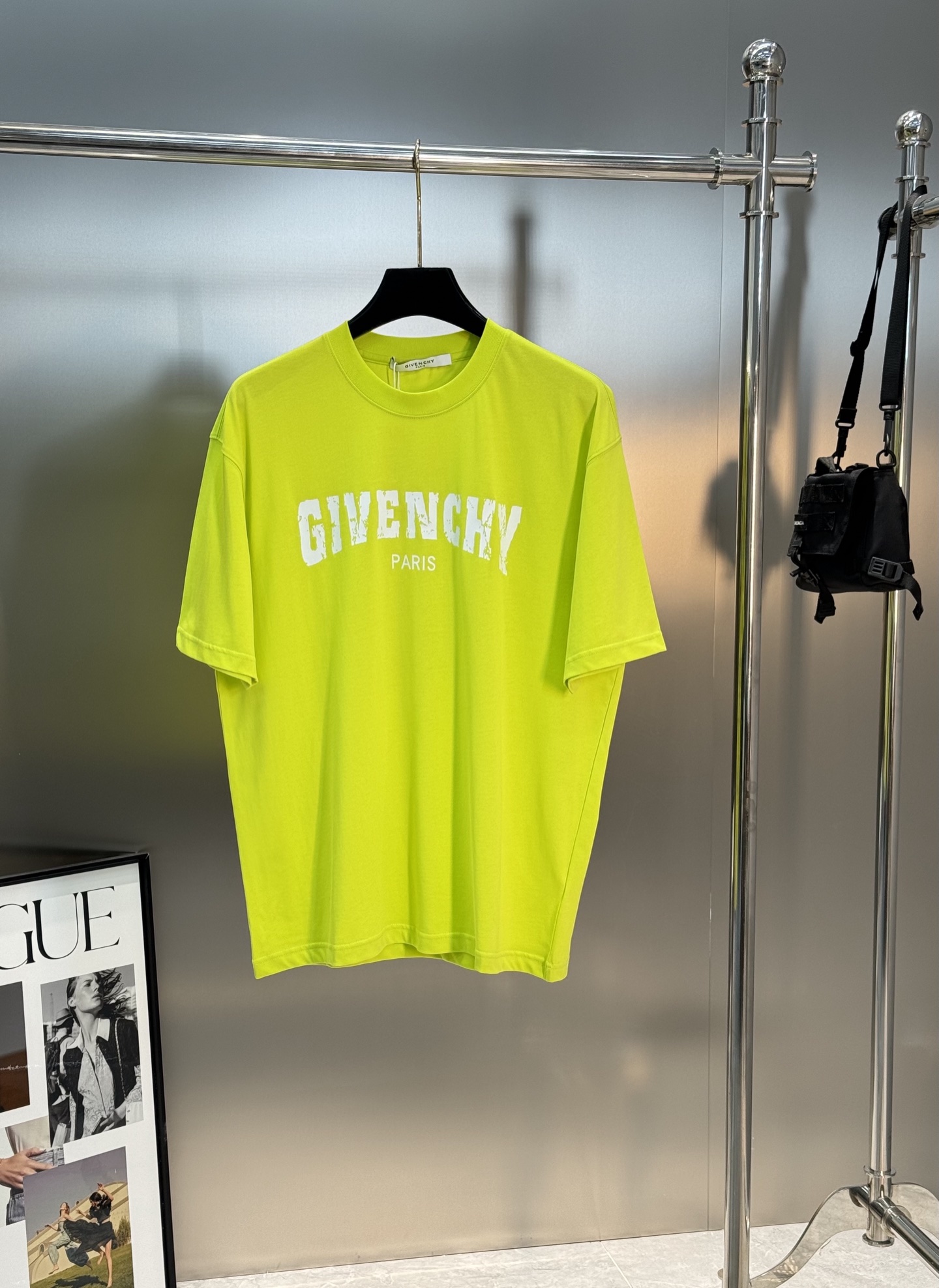 。🌾 Givench*纪梵希潮牌新款圆领TEE.男女同款～爆款必推[得意]胸口定制爆裂纹字母印花工艺.后