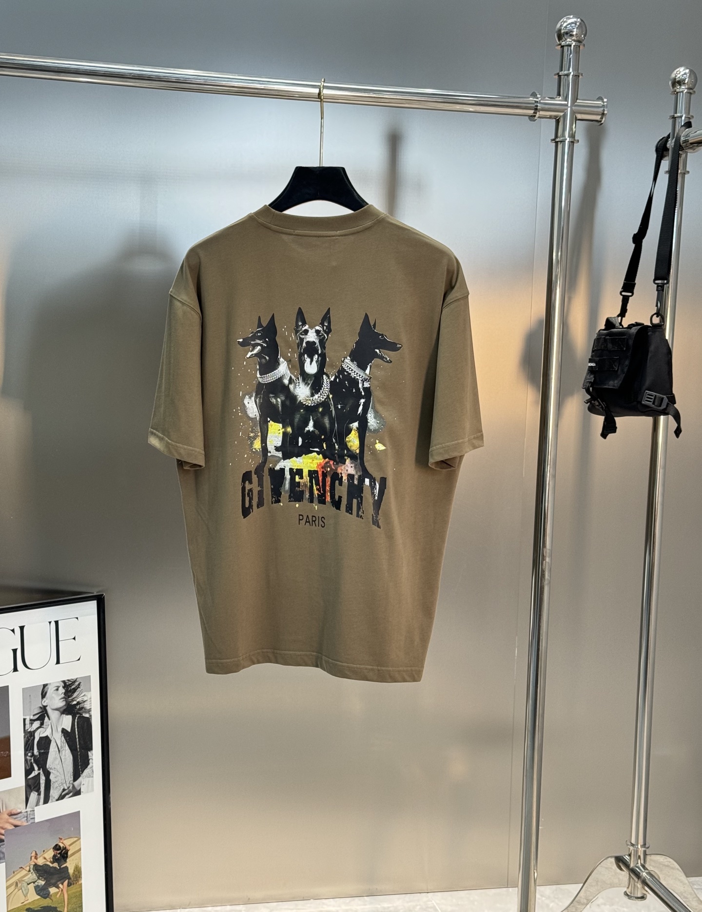 。🌾 Givench*纪梵希潮牌新款圆领TEE.男女同款～爆款必推[得意]胸口定制爆裂纹字母印花工艺.后