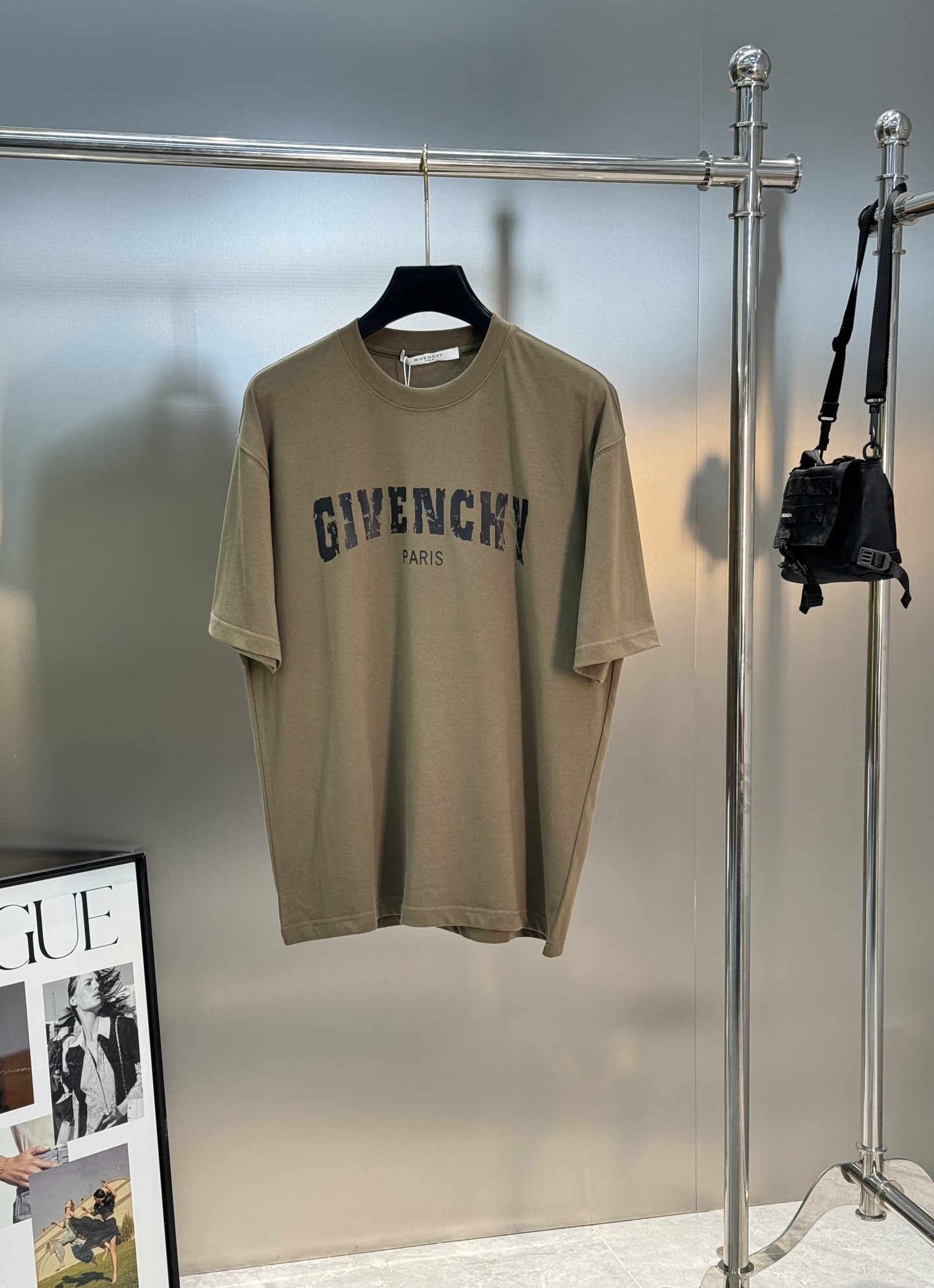 。🌾 Givench*纪梵希潮牌新款圆领TEE.男女同款～爆款必推[得意]胸口定制爆裂纹字母印花工艺.后