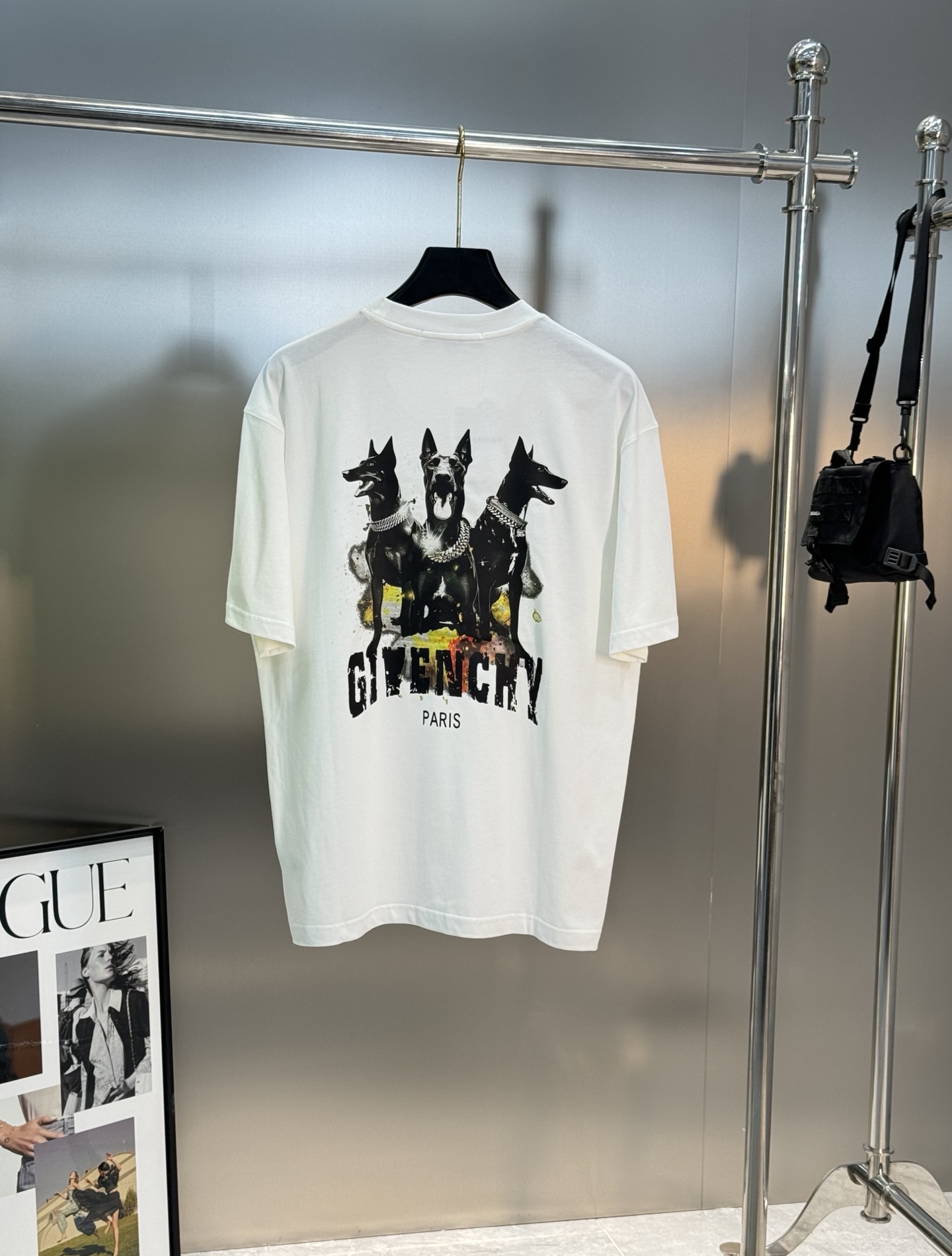 。🌾 Givench*纪梵希潮牌新款圆领TEE.男女同款～爆款必推[得意]胸口定制爆裂纹字母印花工艺.后