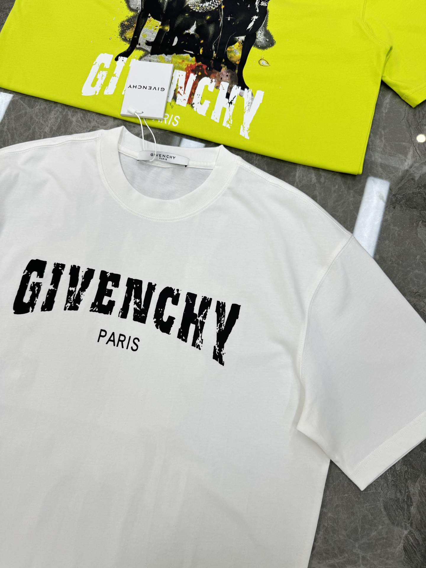 。🌾 Givench*纪梵希潮牌新款圆领TEE.男女同款～爆款必推[得意]胸口定制爆裂纹字母印花工艺.后