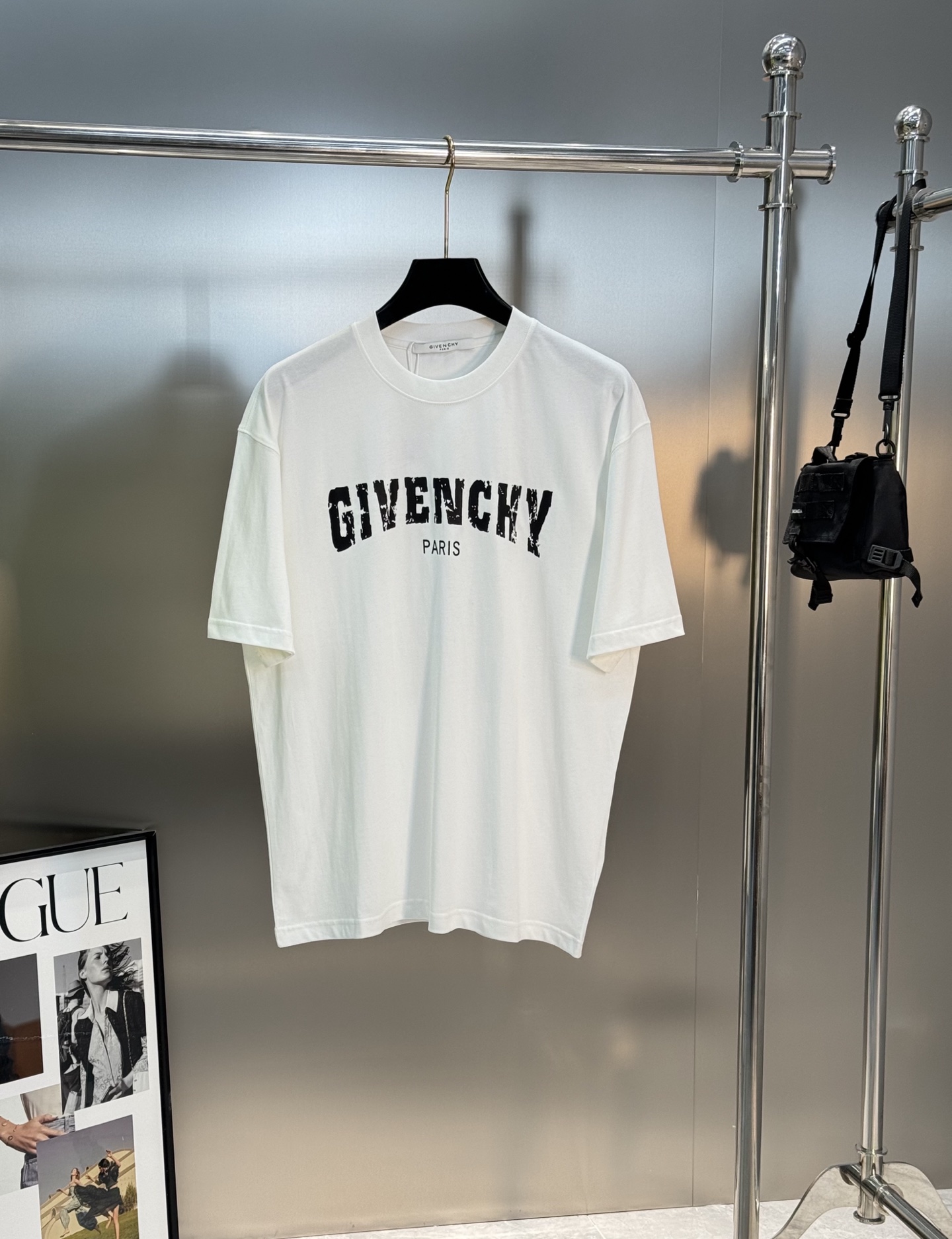 。🌾 Givench*纪梵希潮牌新款圆领TEE.男女同款～爆款必推[得意]胸口定制爆裂纹字母印花工艺.后