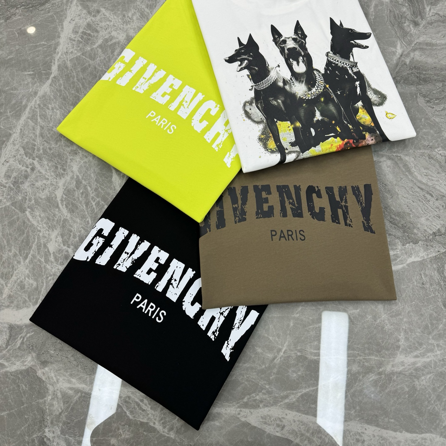 。🌾 Givench*纪梵希潮牌新款圆领TEE.男女同款～爆款必推[得意]胸口定制爆裂纹字母印花工艺.后