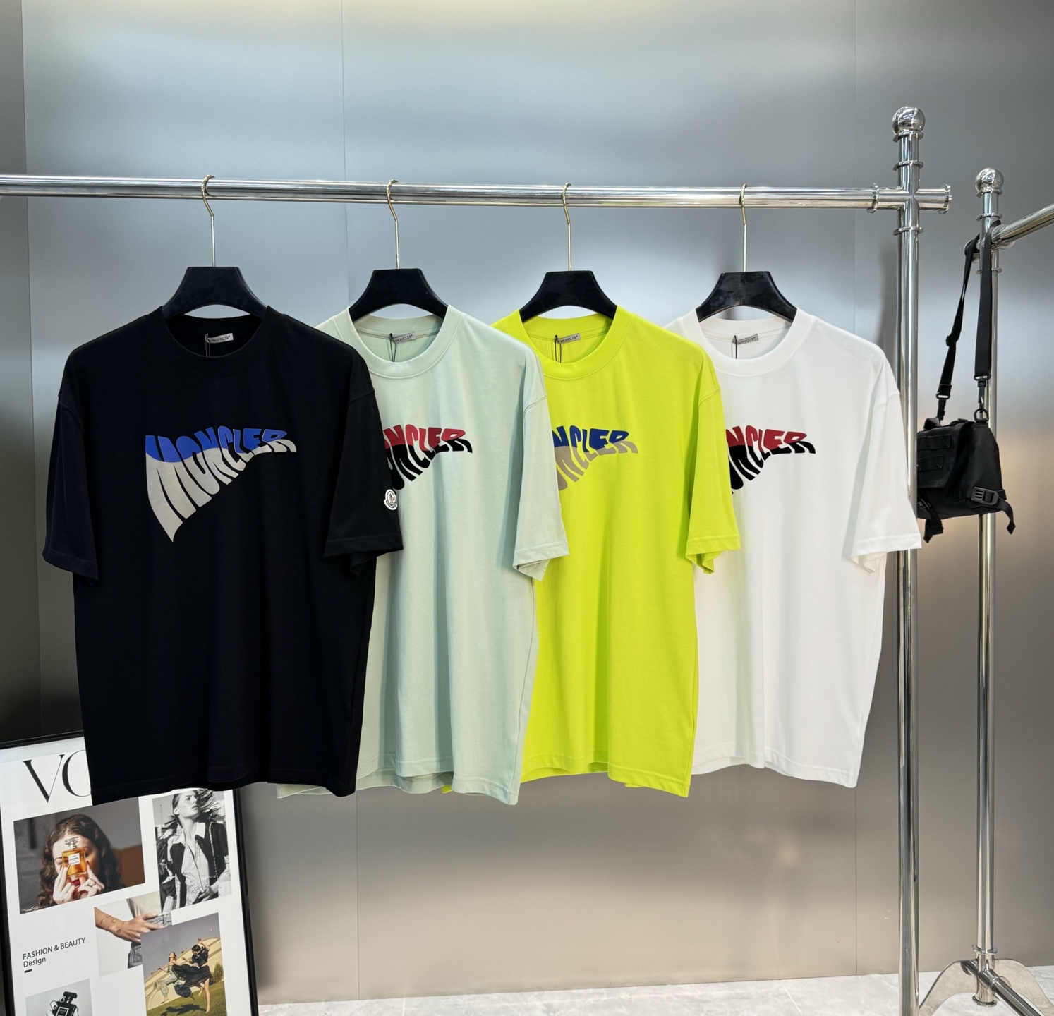 。🌾 Moncle*蒙口新款潮牌T恤.男女同款！胸口经典品牌字母图形立体视觉.经典款式烫画设计.耐看时尚