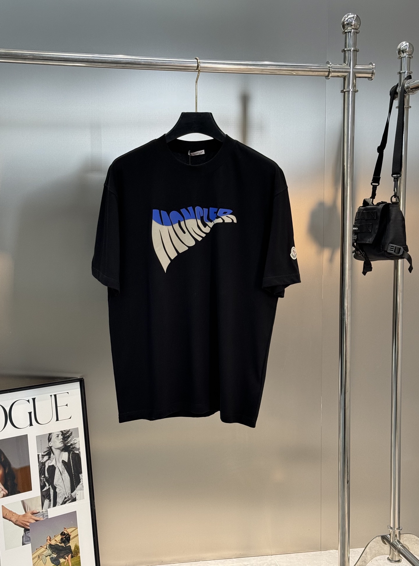 。🌾 Moncle*蒙口新款潮牌T恤.男女同款！胸口经典品牌字母图形立体视觉.经典款式烫画设计.耐看时尚