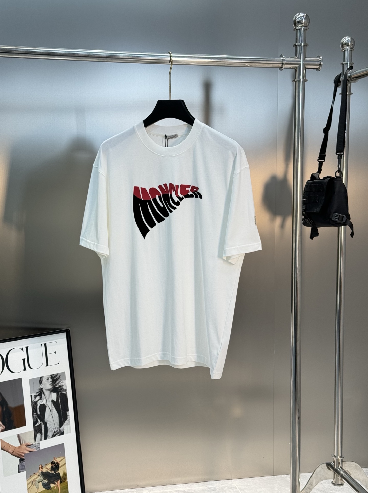 。🌾 Moncle*蒙口新款潮牌T恤.男女同款！胸口经典品牌字母图形立体视觉.经典款式烫画设计.耐看时尚