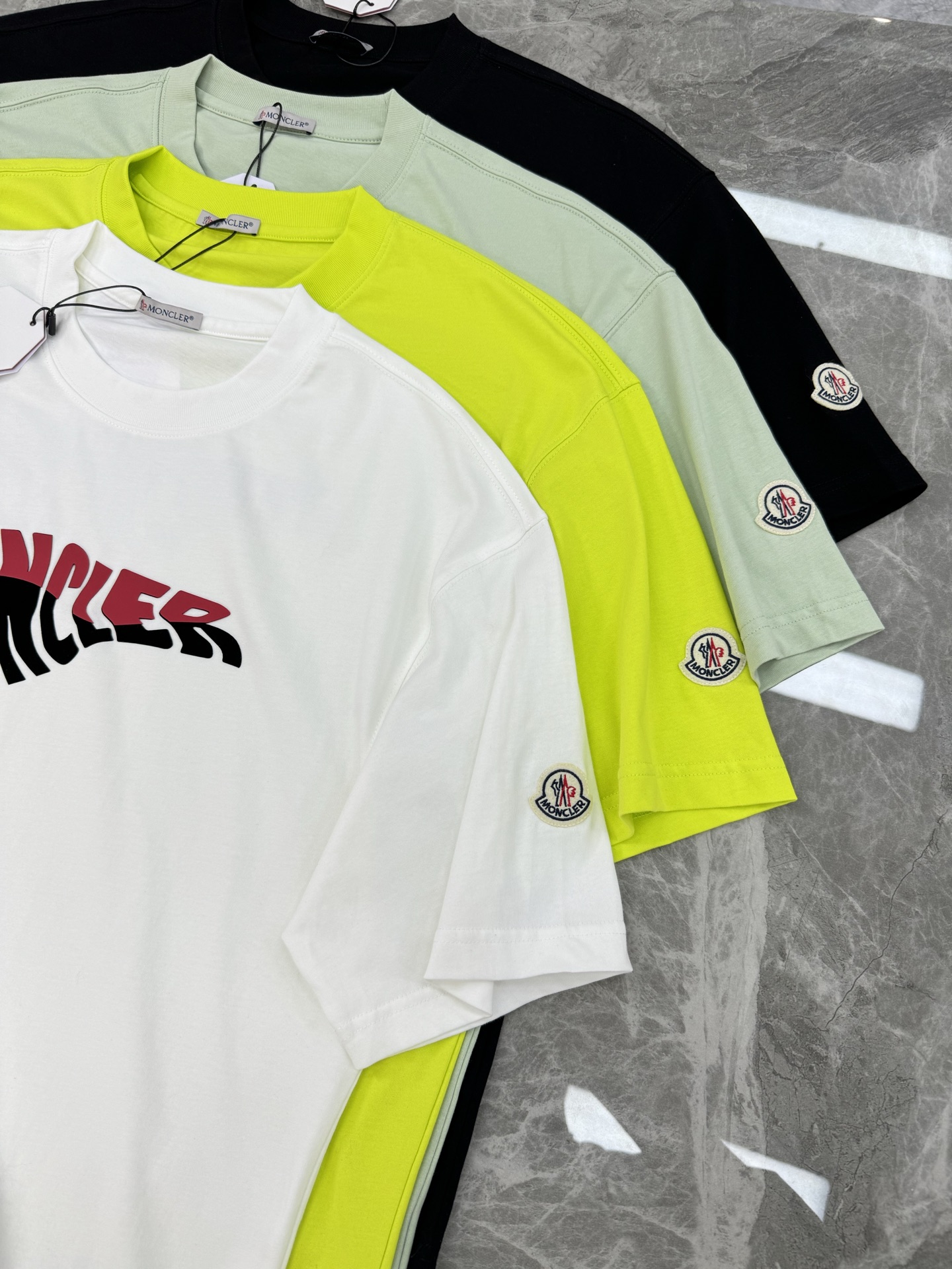 。🌾 Moncle*蒙口新款潮牌T恤.男女同款！胸口经典品牌字母图形立体视觉.经典款式烫画设计.耐看时尚